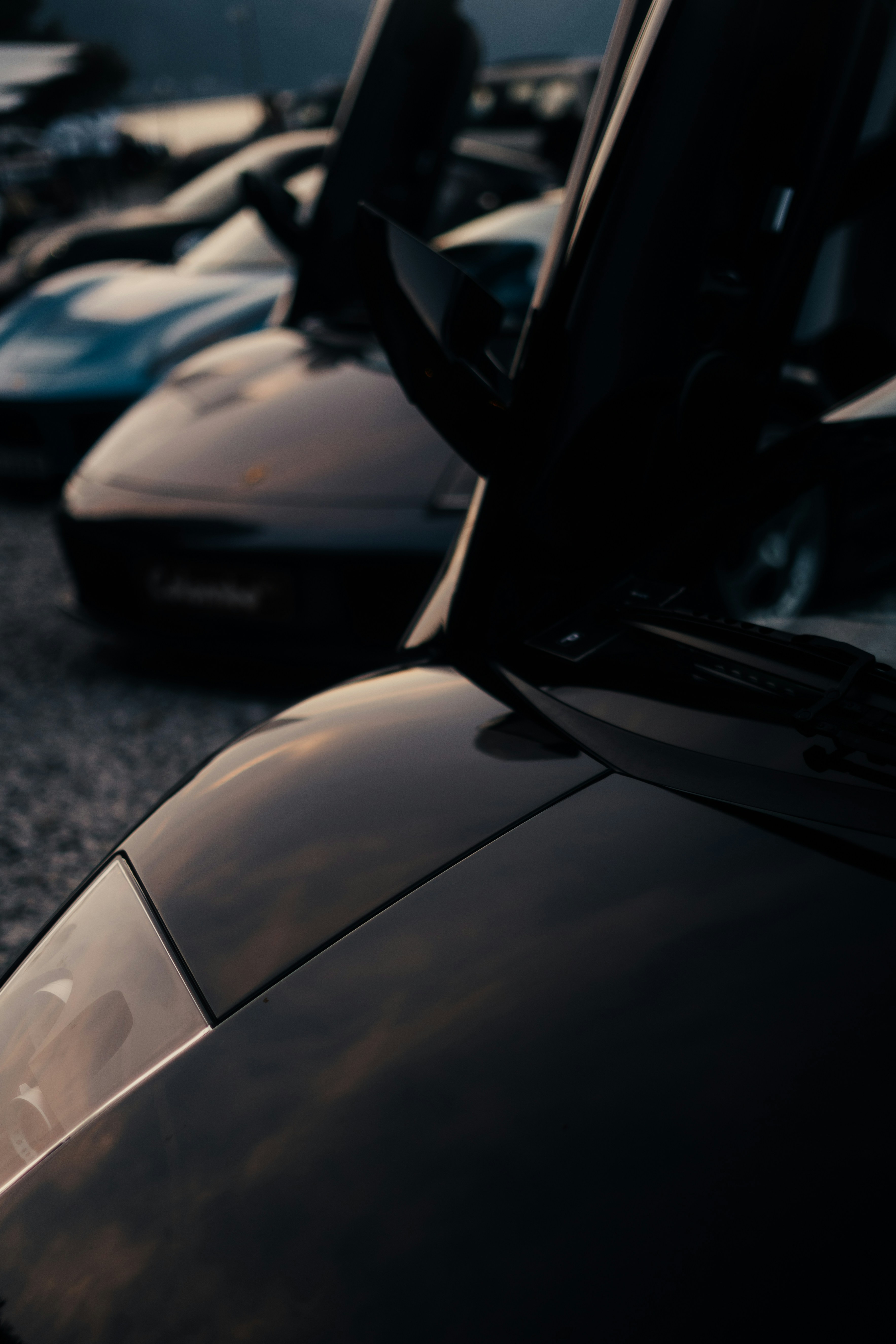 Nahaufnahme eines schwarzen Luxus-Sportwagens mit geöffneten Türen.