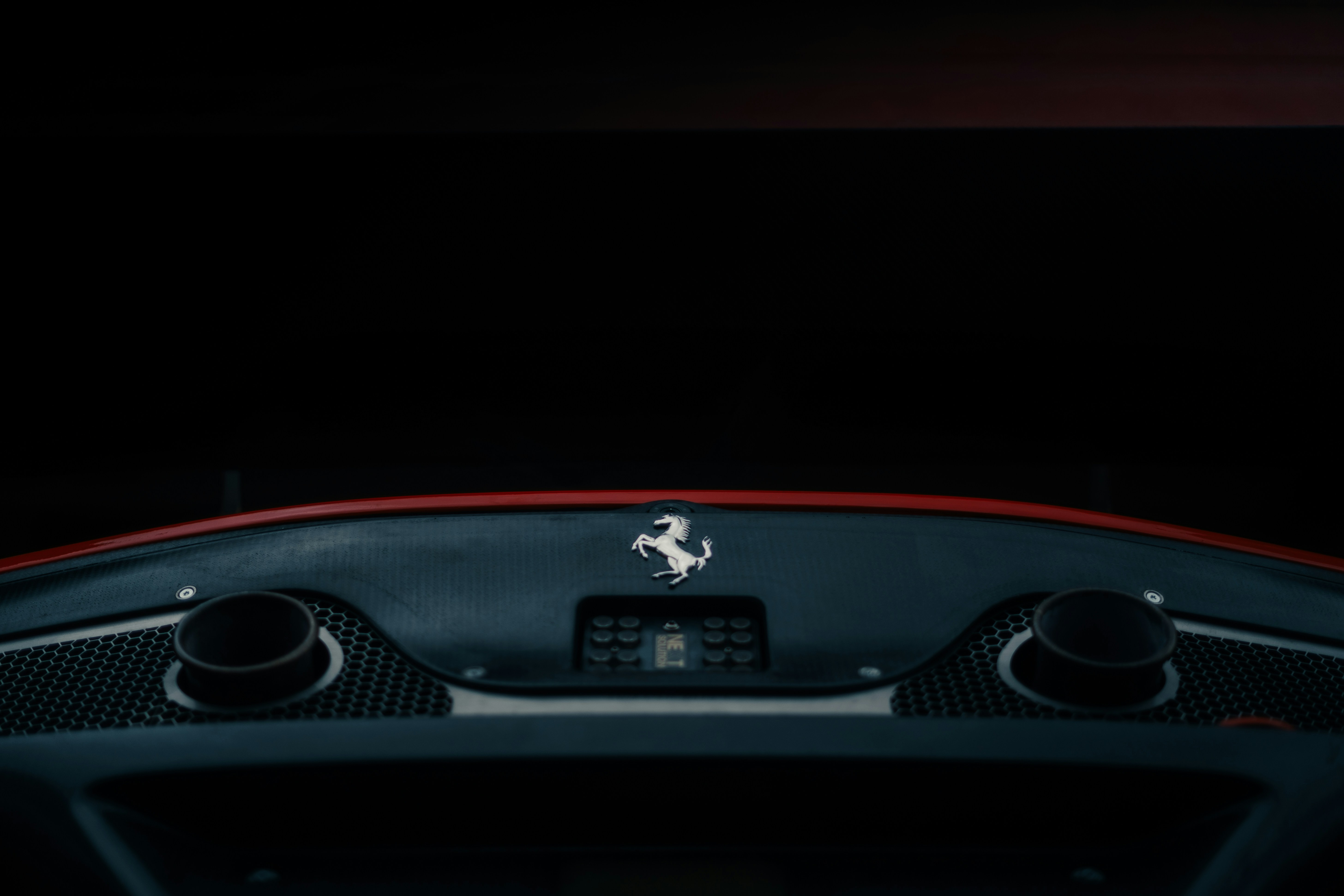 Ferrari-Emblem auf einem dunklen Armaturenbrett