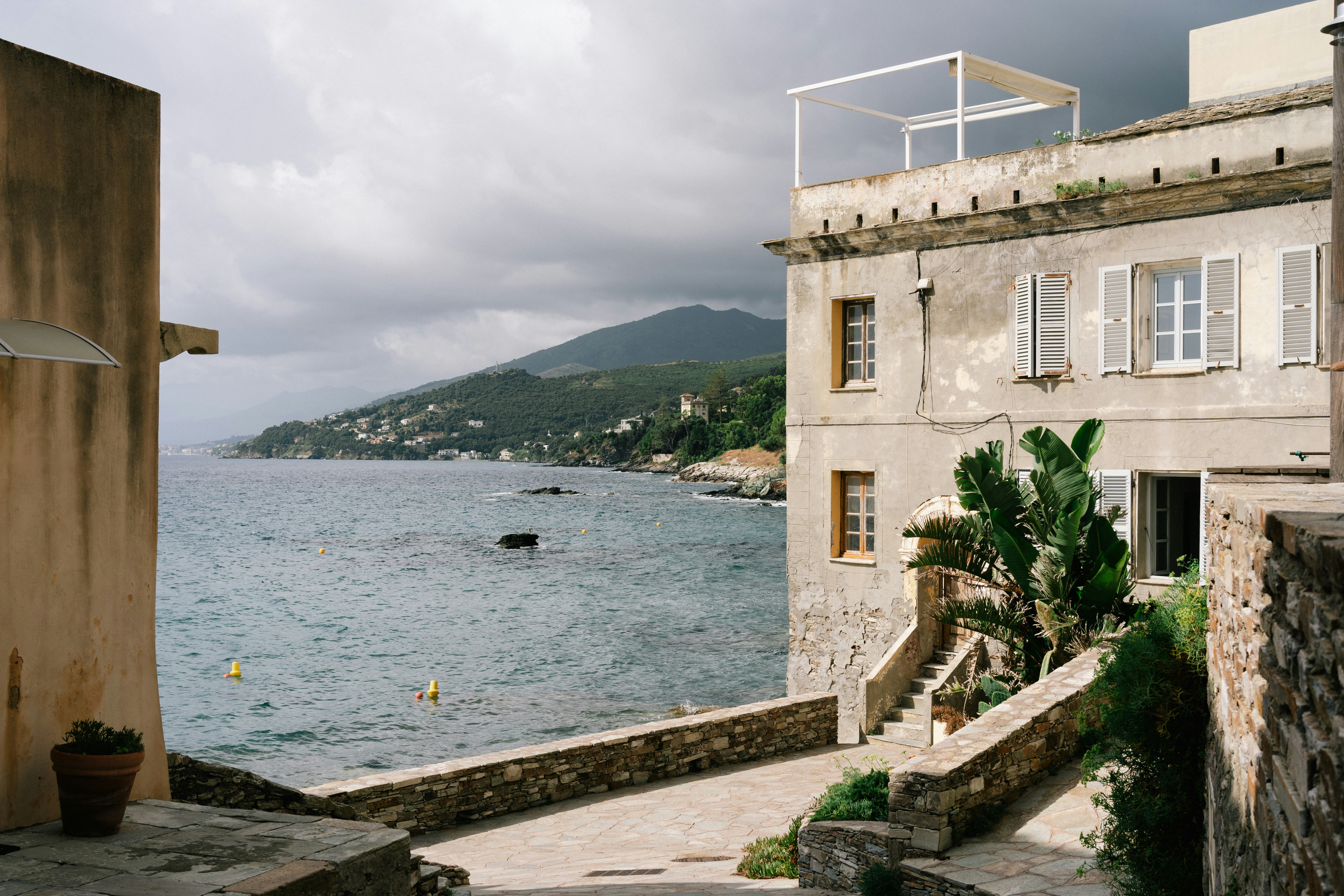 Küstenstadt mit historischen Gebäuden und dem Meer.