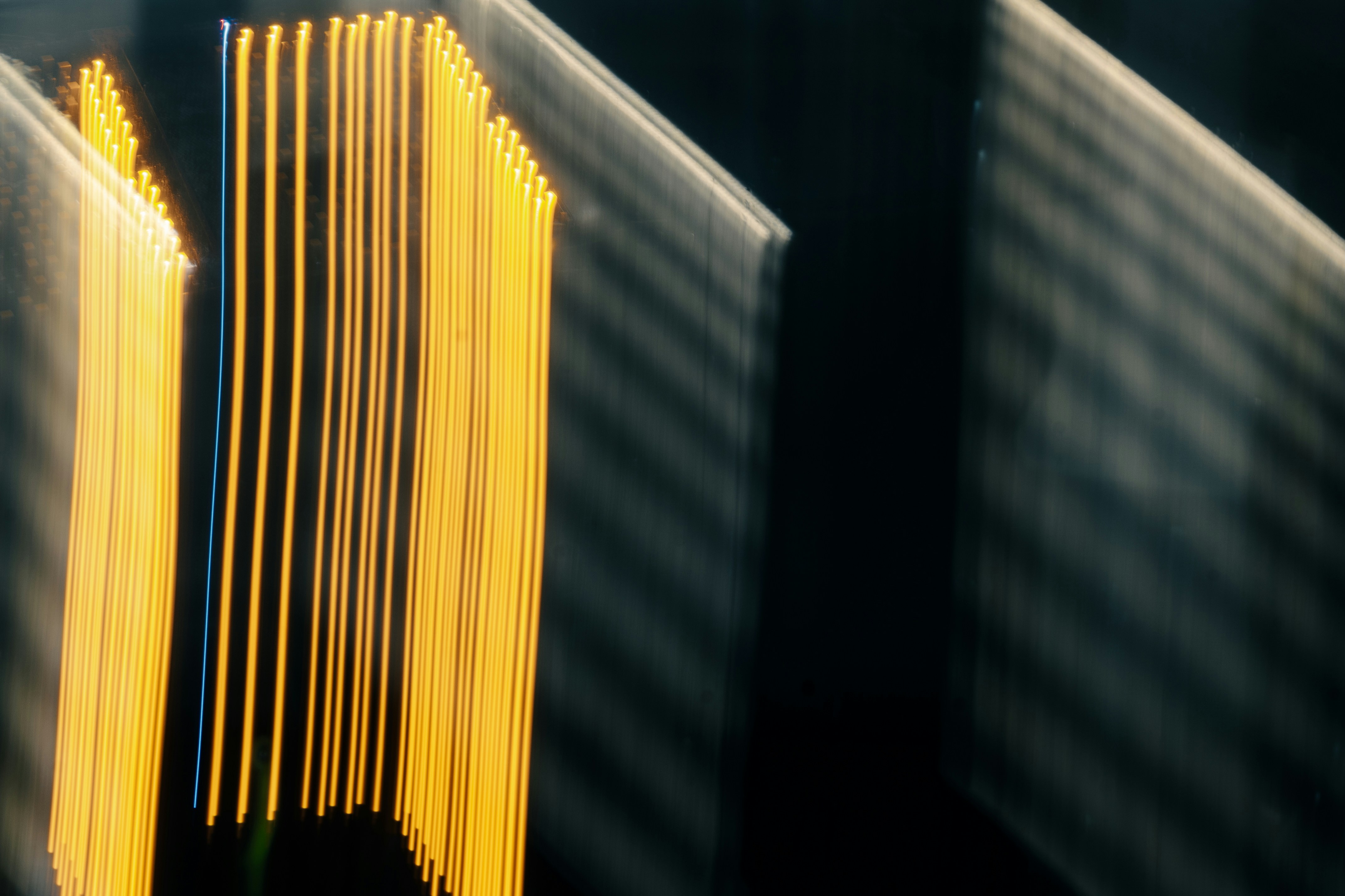 Abstrakte gelbe Linien mit dunklen Schatten