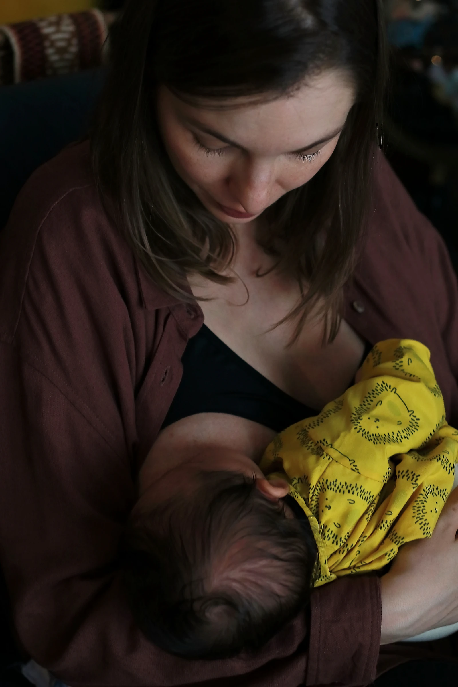 mama karmiąca piersią noworodka