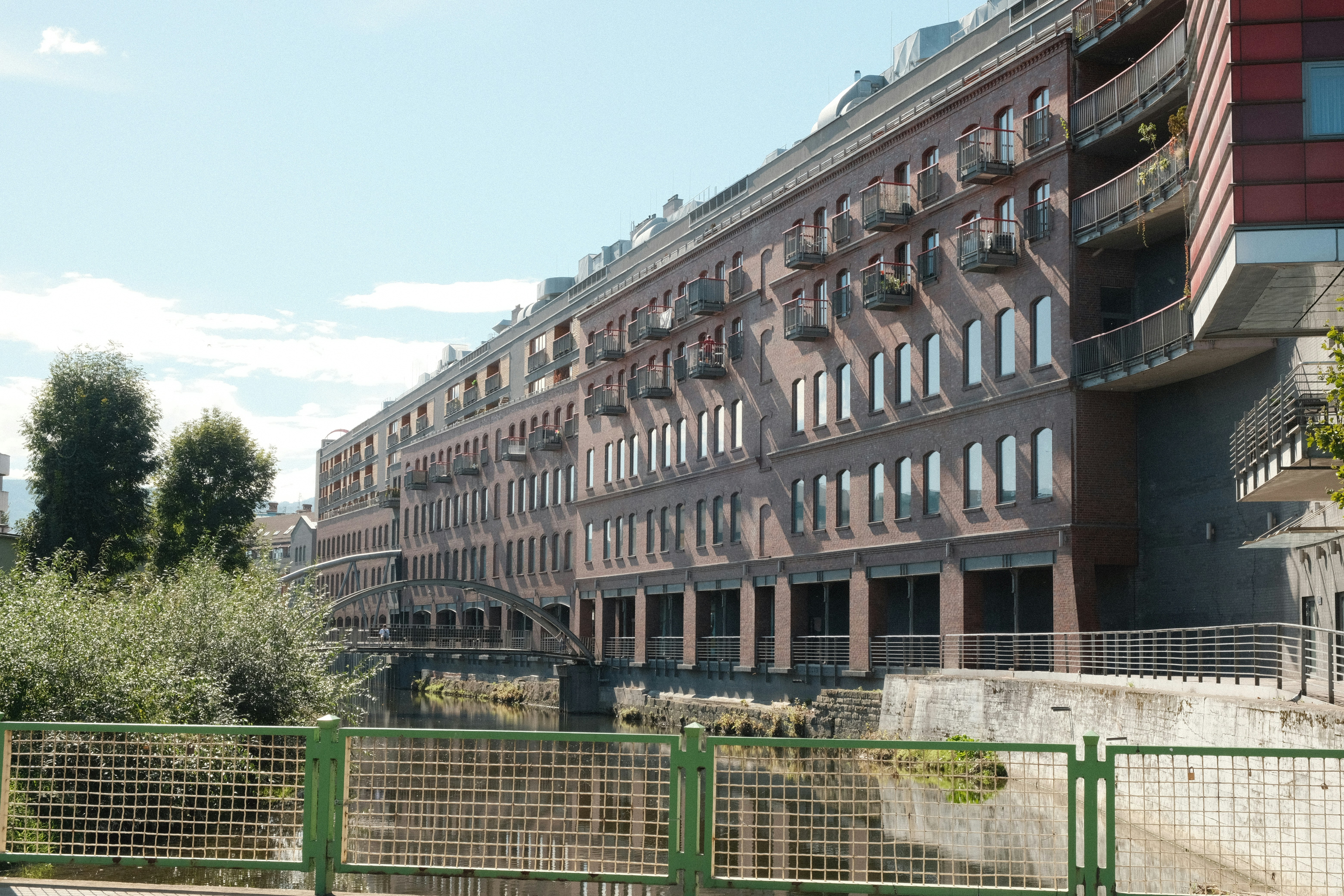 Modernes Gebäude mit Balkonen am Kanal.