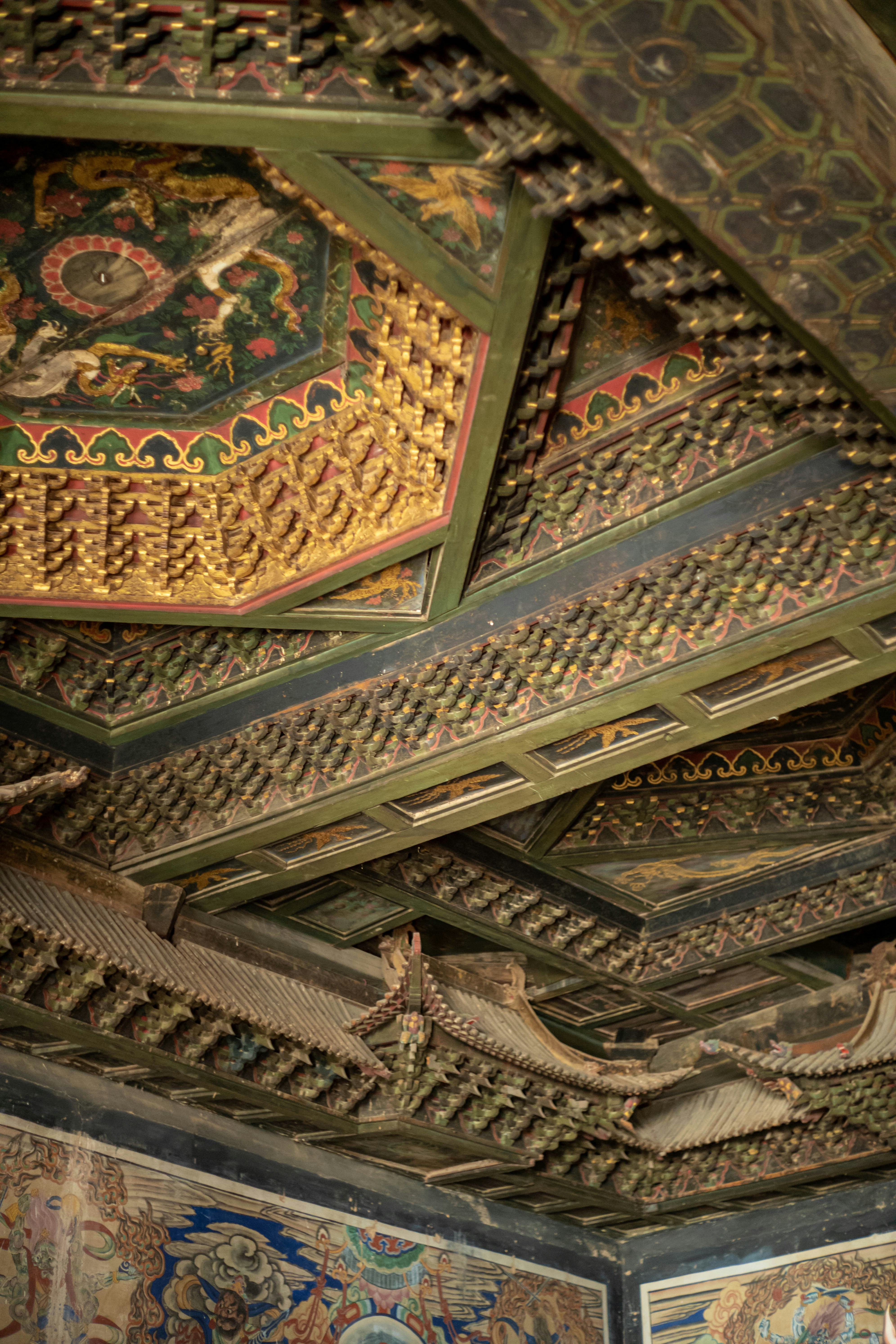 Techo ornamentado intrincadamente pintado con patrones detallados. foto –  Imagen de Diseño de interiores gratuita en Unsplash, image size:3000x4500