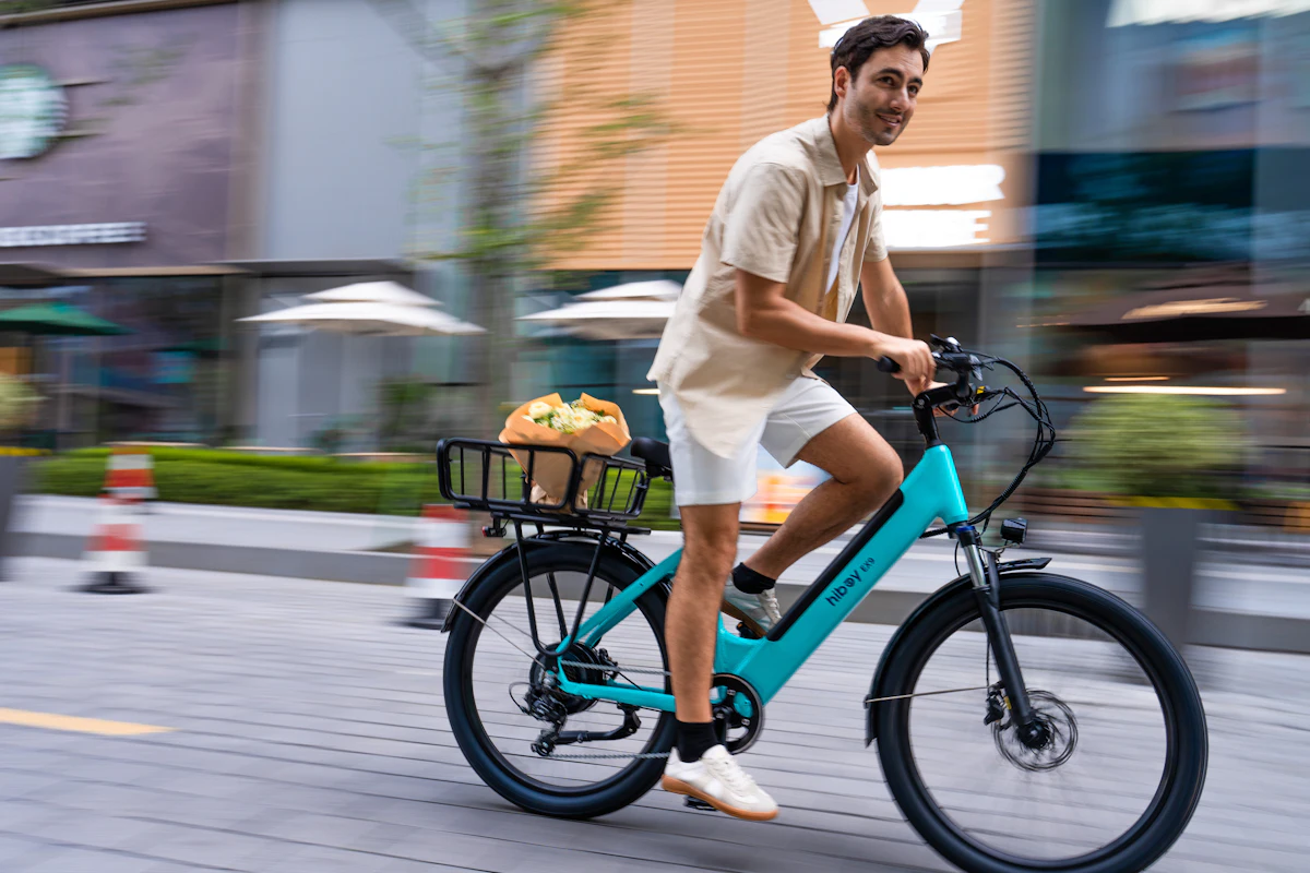 Vélo électrique de ville avec panier avant