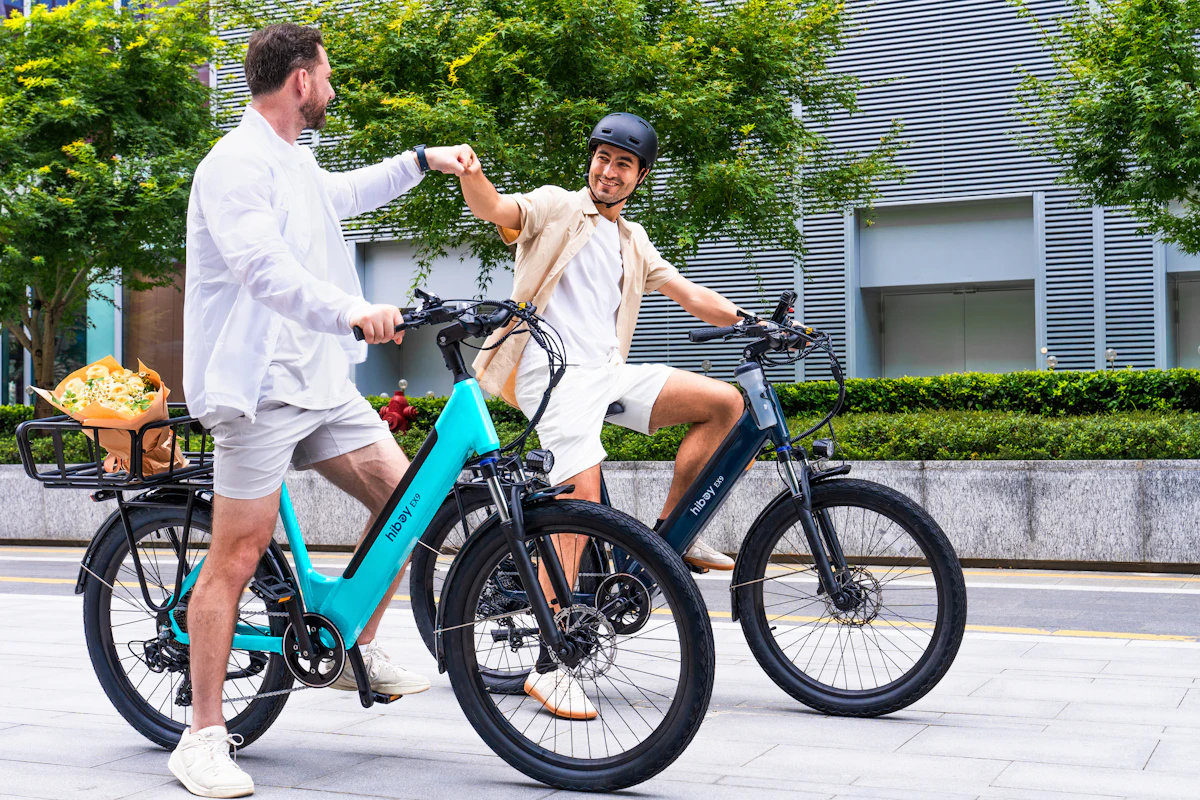 Deux collègues à vélo électrique qui discutent dans la rue