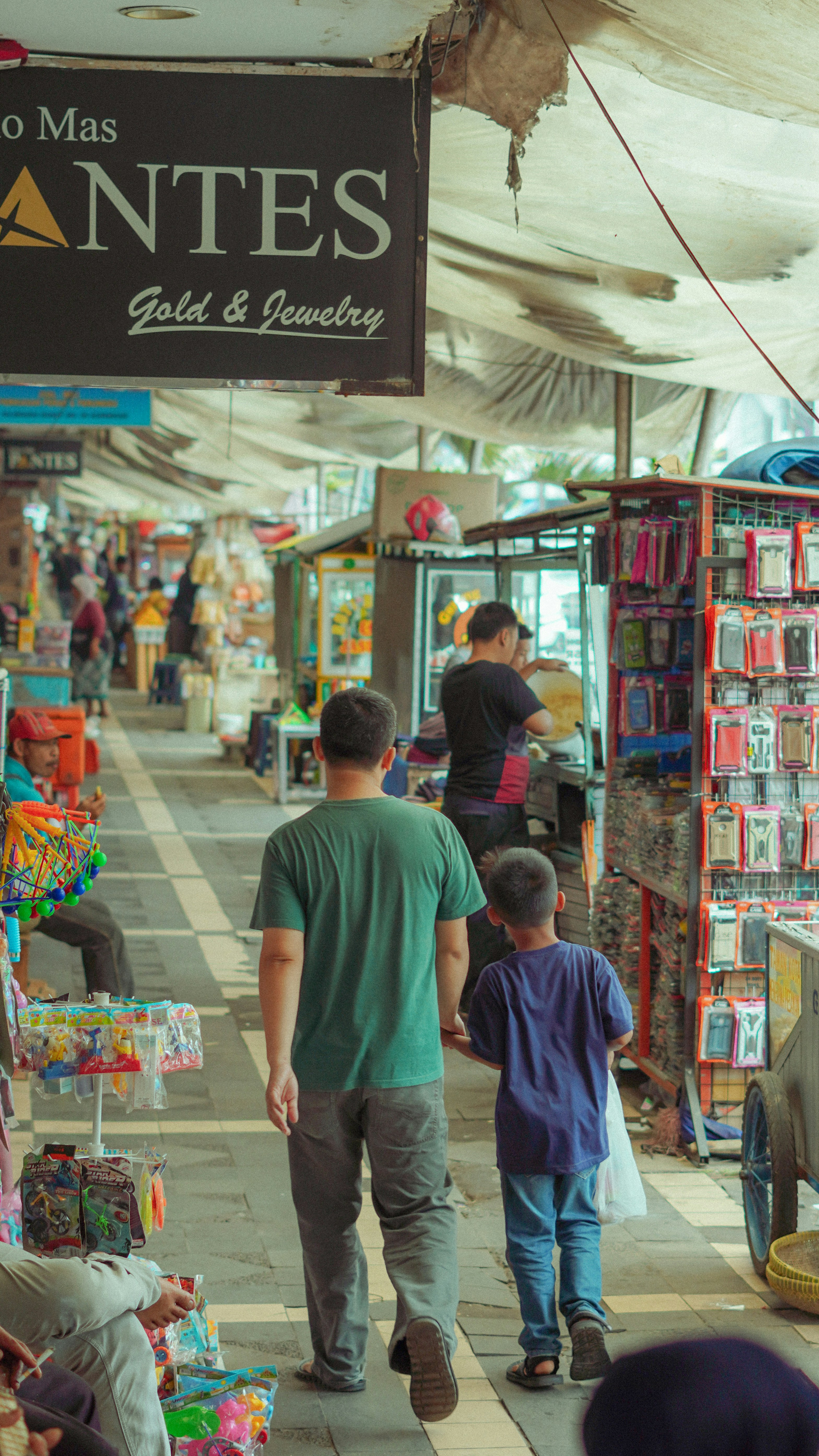 Illustration of the baby sign for 'dad'.