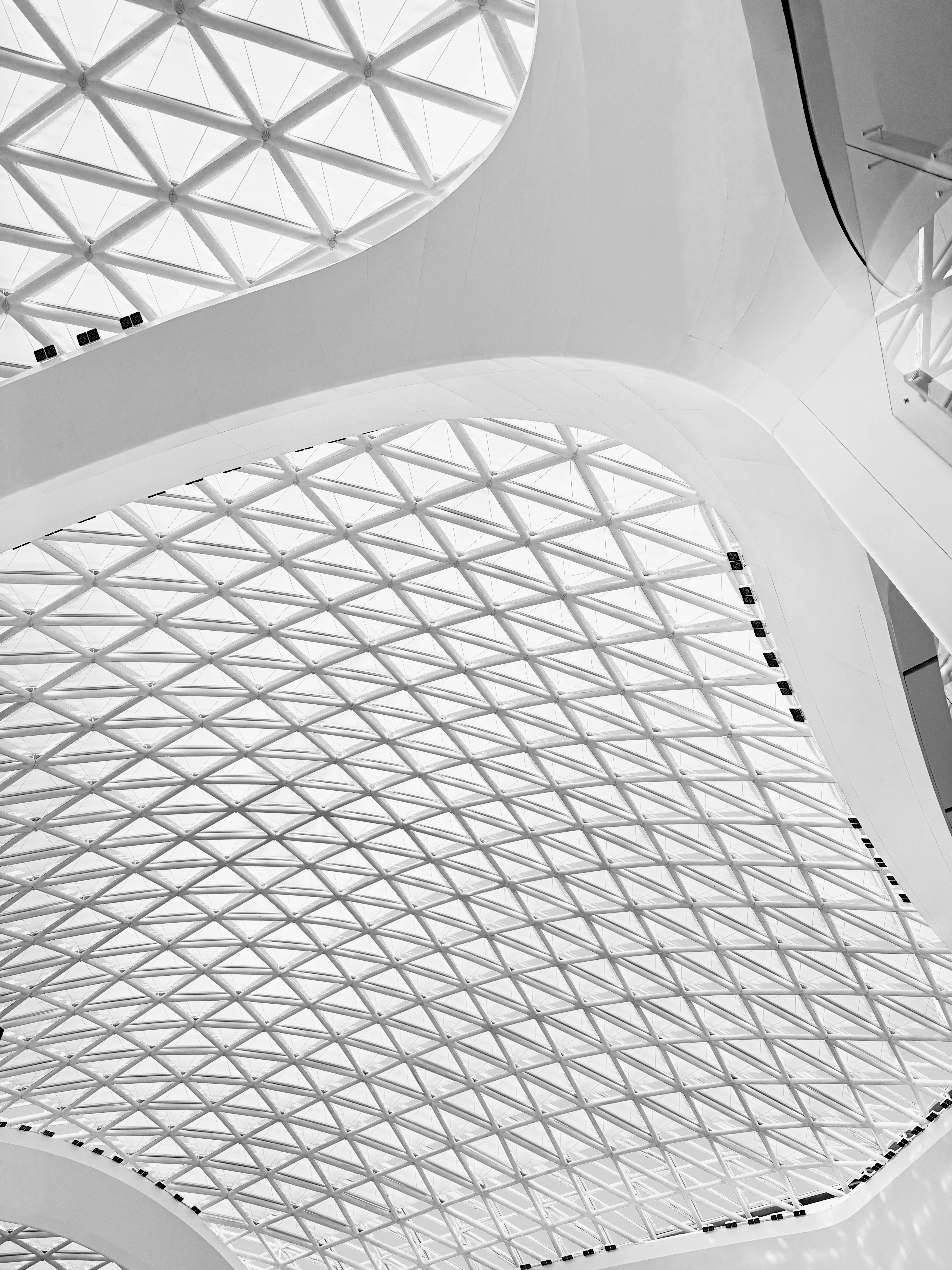 Moderne geometrische Decke mit komplizierten Mustern