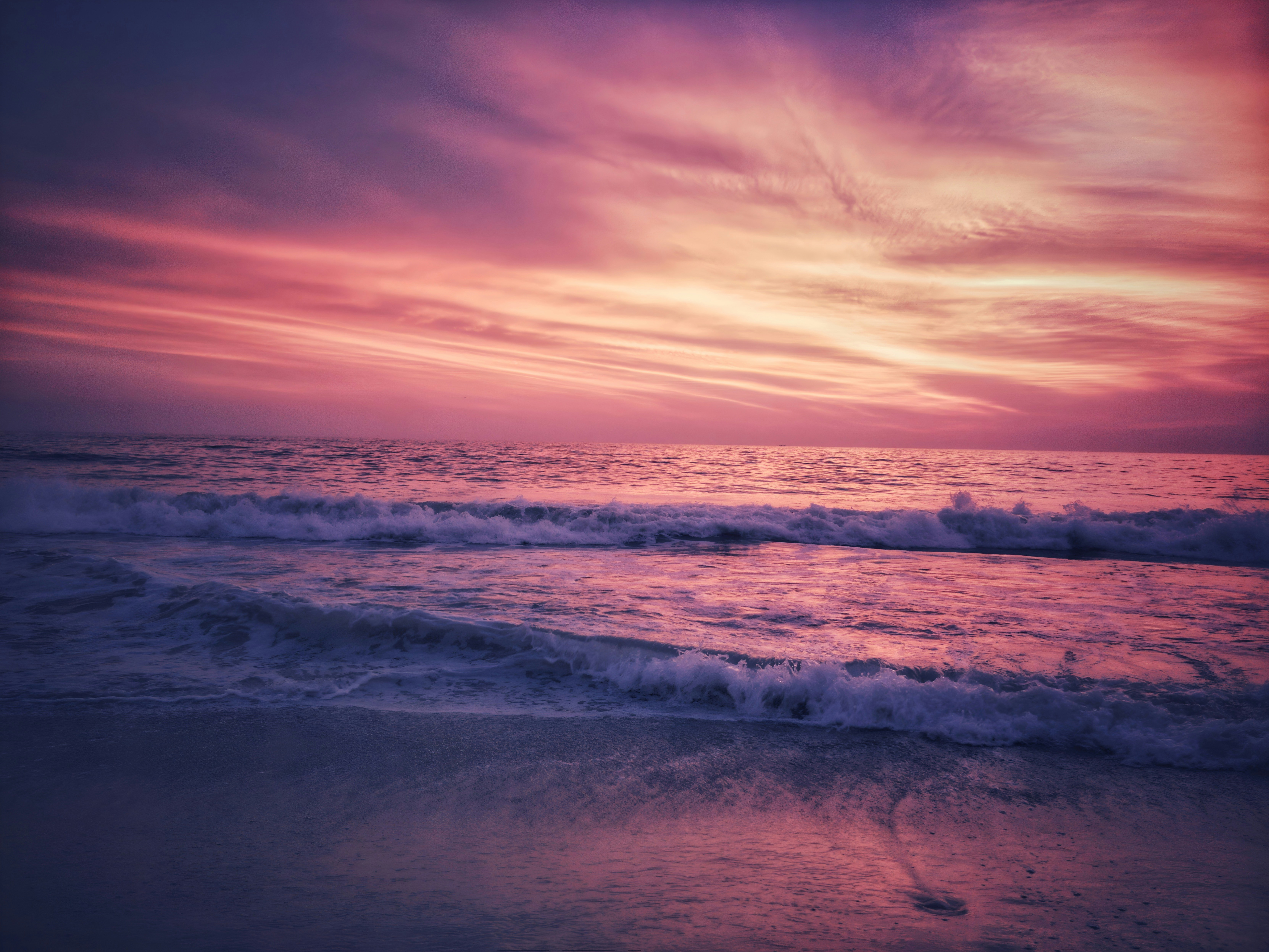 Pink and purple sunset over the ocean waves. photo – Free Beach Image on  Unsplash, image size:3000x2250