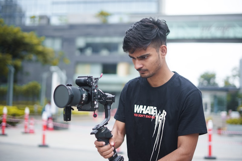 Filmař pracuje s kamerou na stabilizátoru