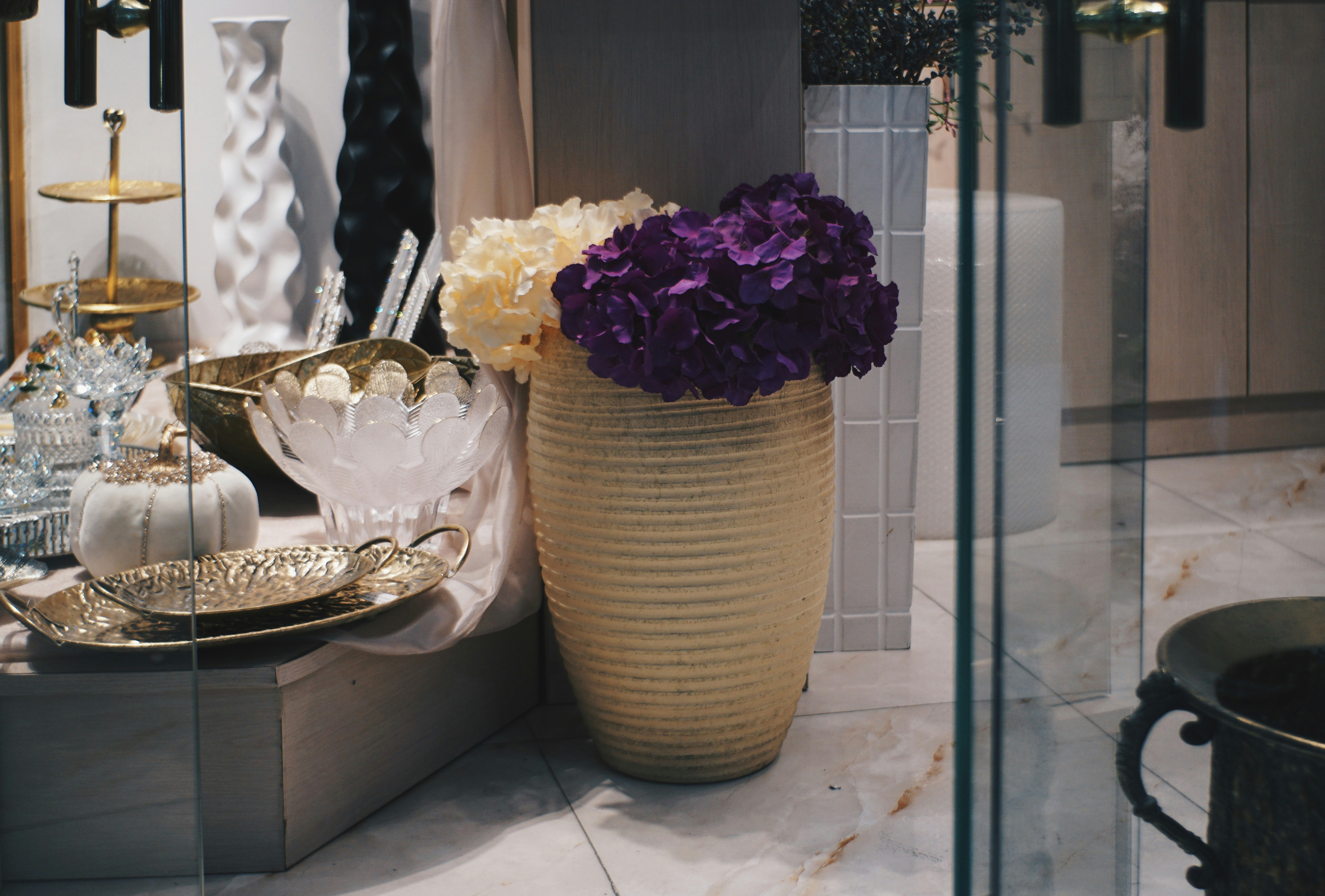 Crafted corner display