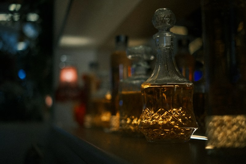 バーに並ぶ無地のデカンタボトル