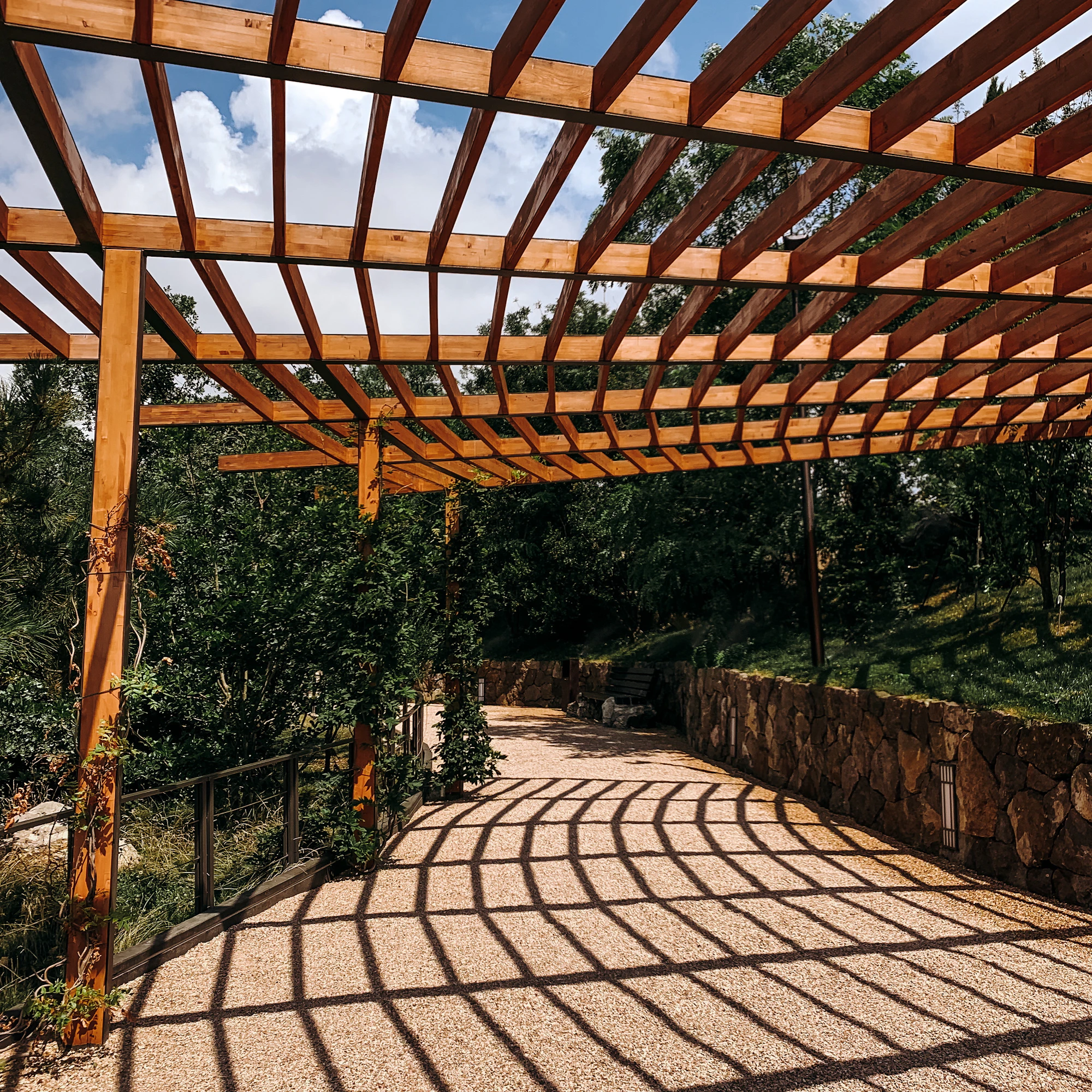 Dřevěná pergola nad zahradní cestou