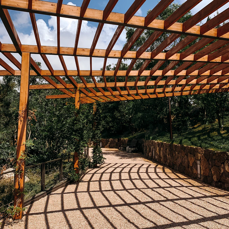 Dřevěná pergola nad zahradní cestou