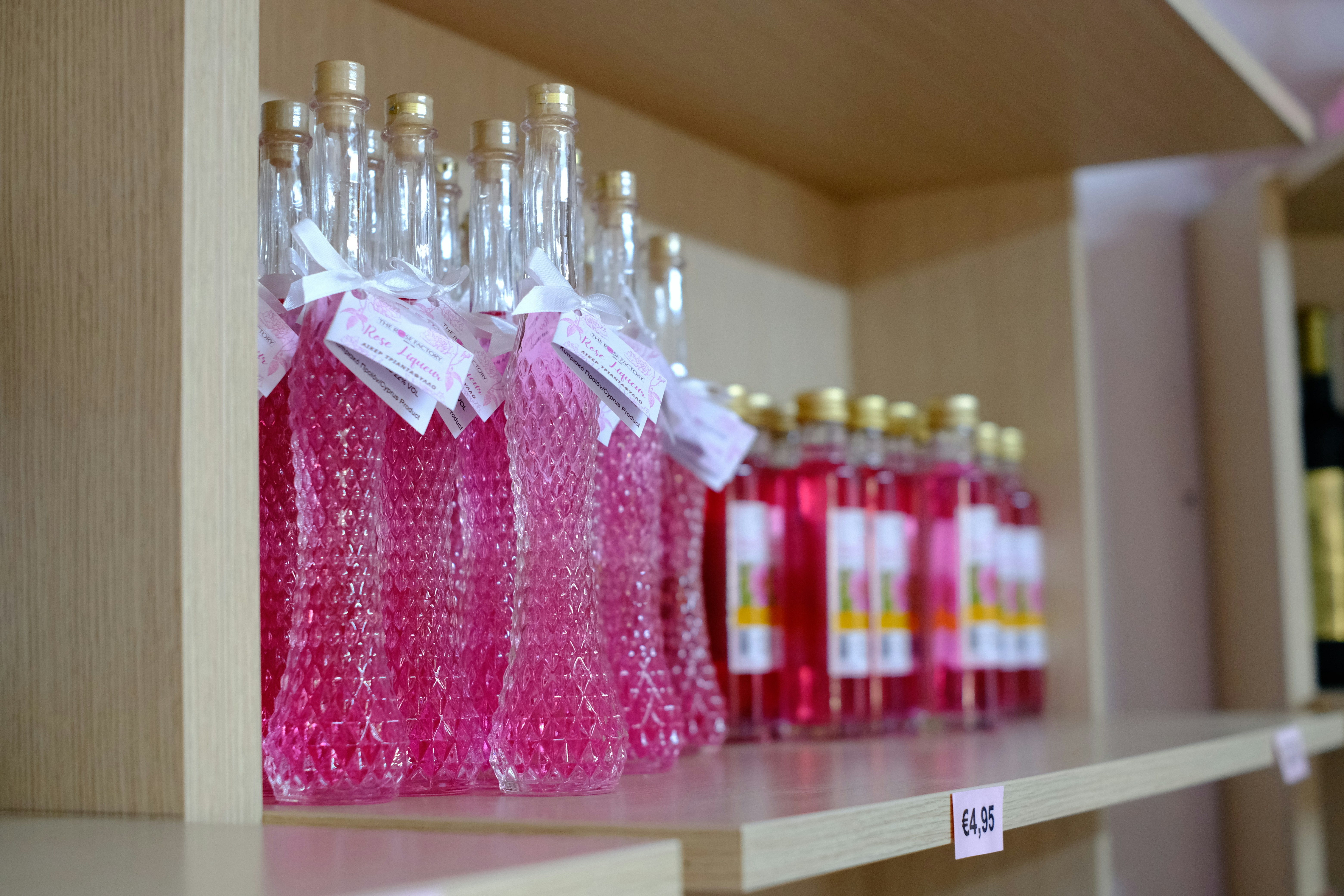 Flaconi di liquido rosa esposti sugli scaffali