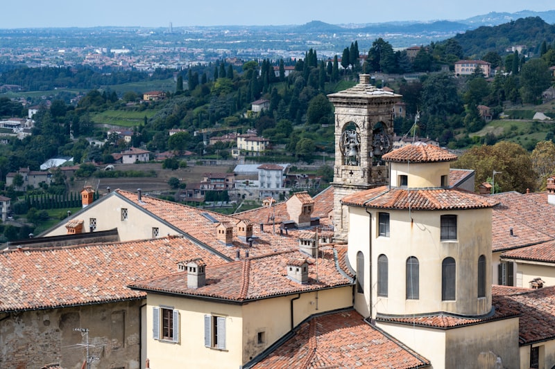 Tetti storici e campanile in un centro urbano