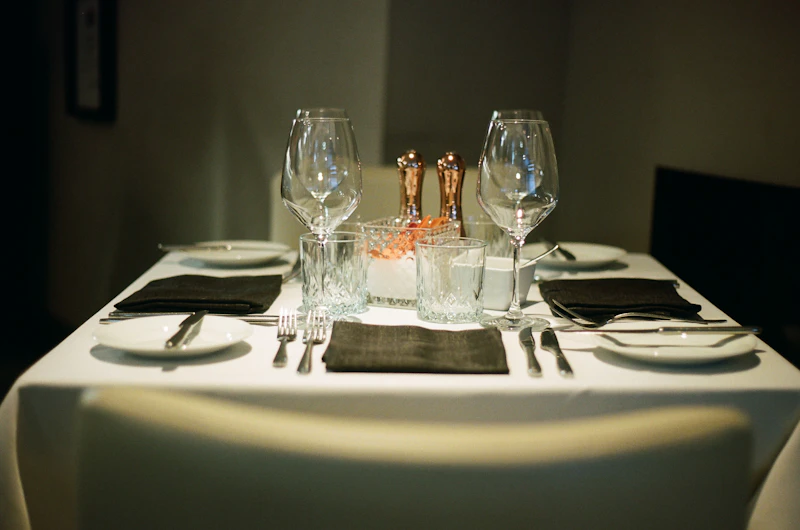 Mesa elegante puesta para una celebración privada