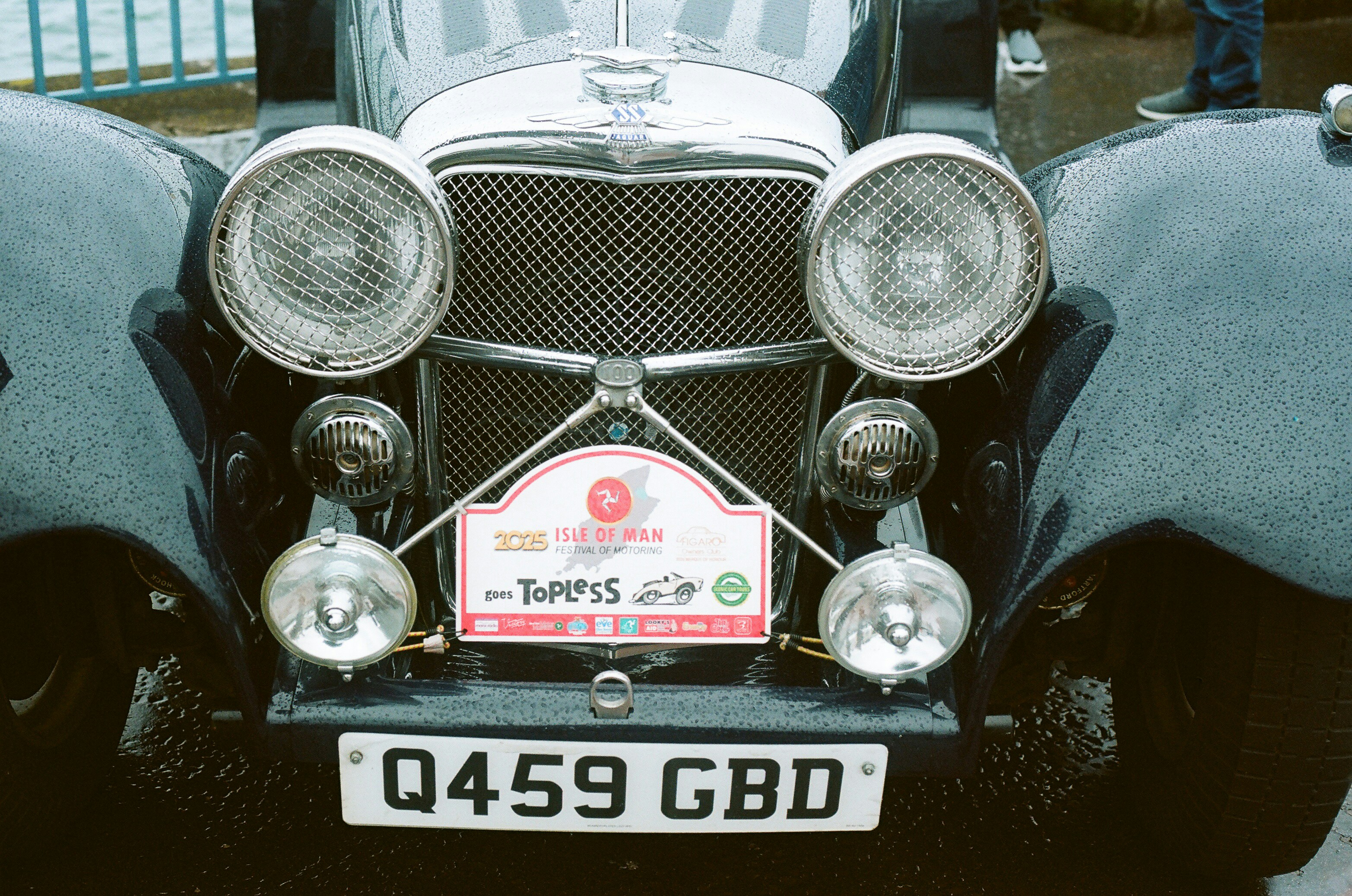 Parrilla de coche clásico con matrícula y placa de rally