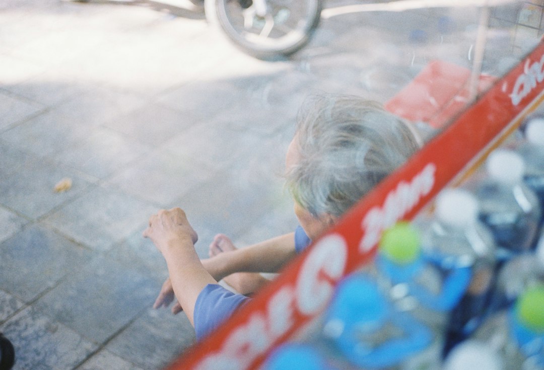 golpe de calor en personas mayores - Golpe de Calor en Personas Mayores: 5 Peligros Ocultos Que NO Sienten Venir (Y Cómo Evitarlos)