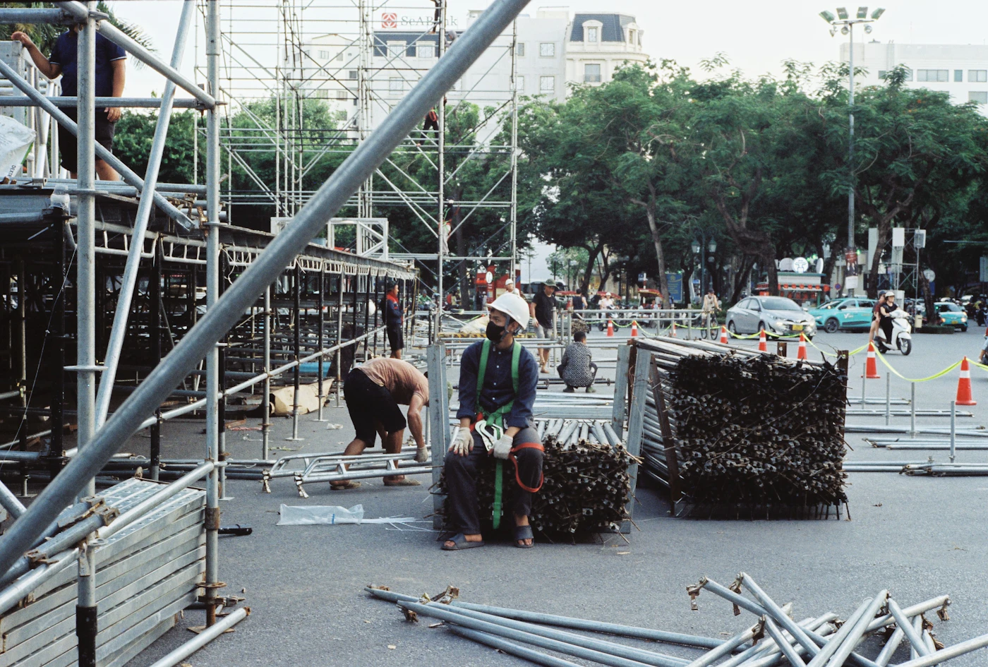 Arbeiten an einem Gerüst auf einer Baustelle