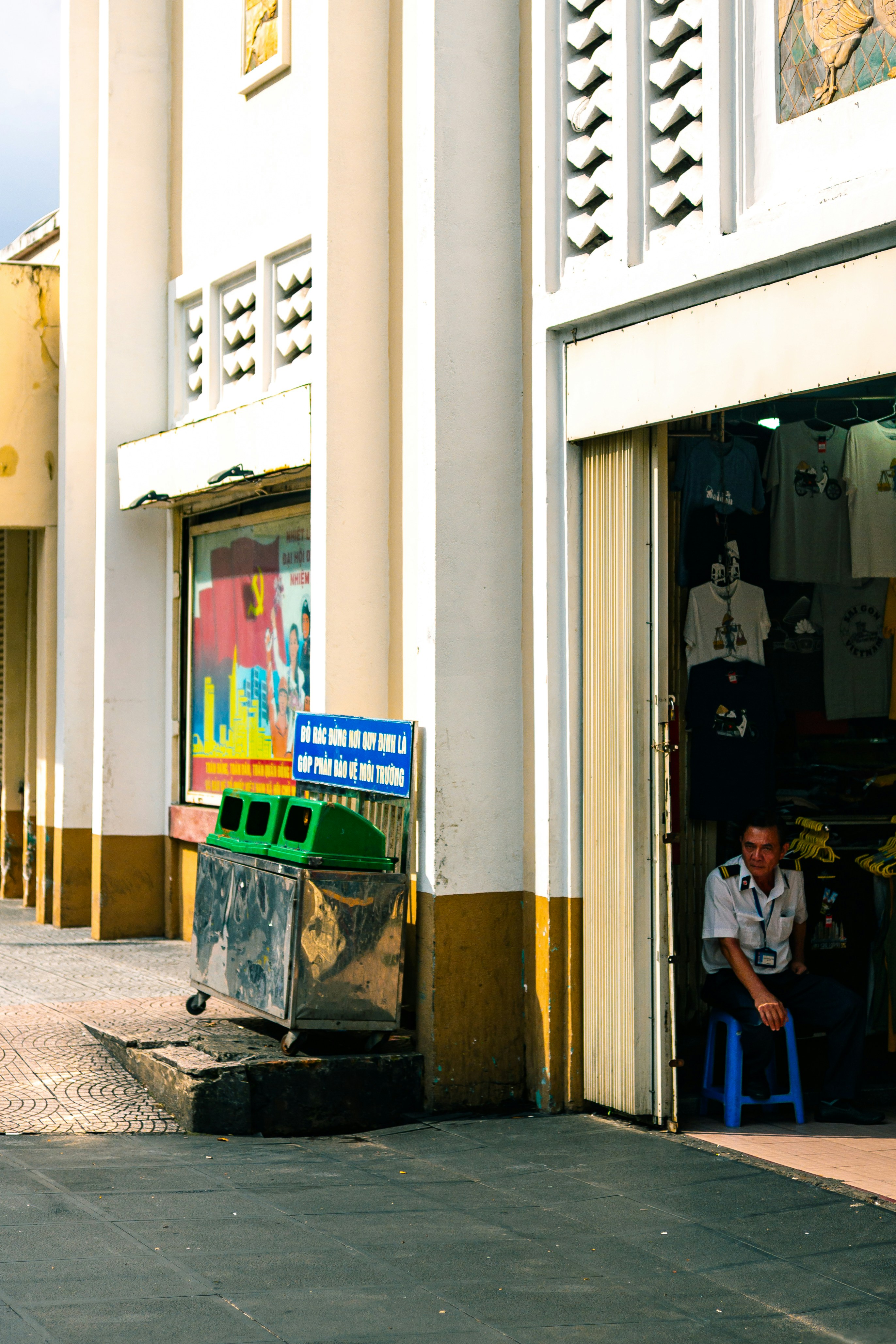 photo-1758798459573-a44d964dbb7d?ixid=M3wxMjA3fDB8MXxzZWFyY2h8Nnx8dW5pZm9ybSUyMHNob3B8ZW58MHx8fHwxNzY3Njc3MzIxfDA\u0026ixlib=rb-4.1.0