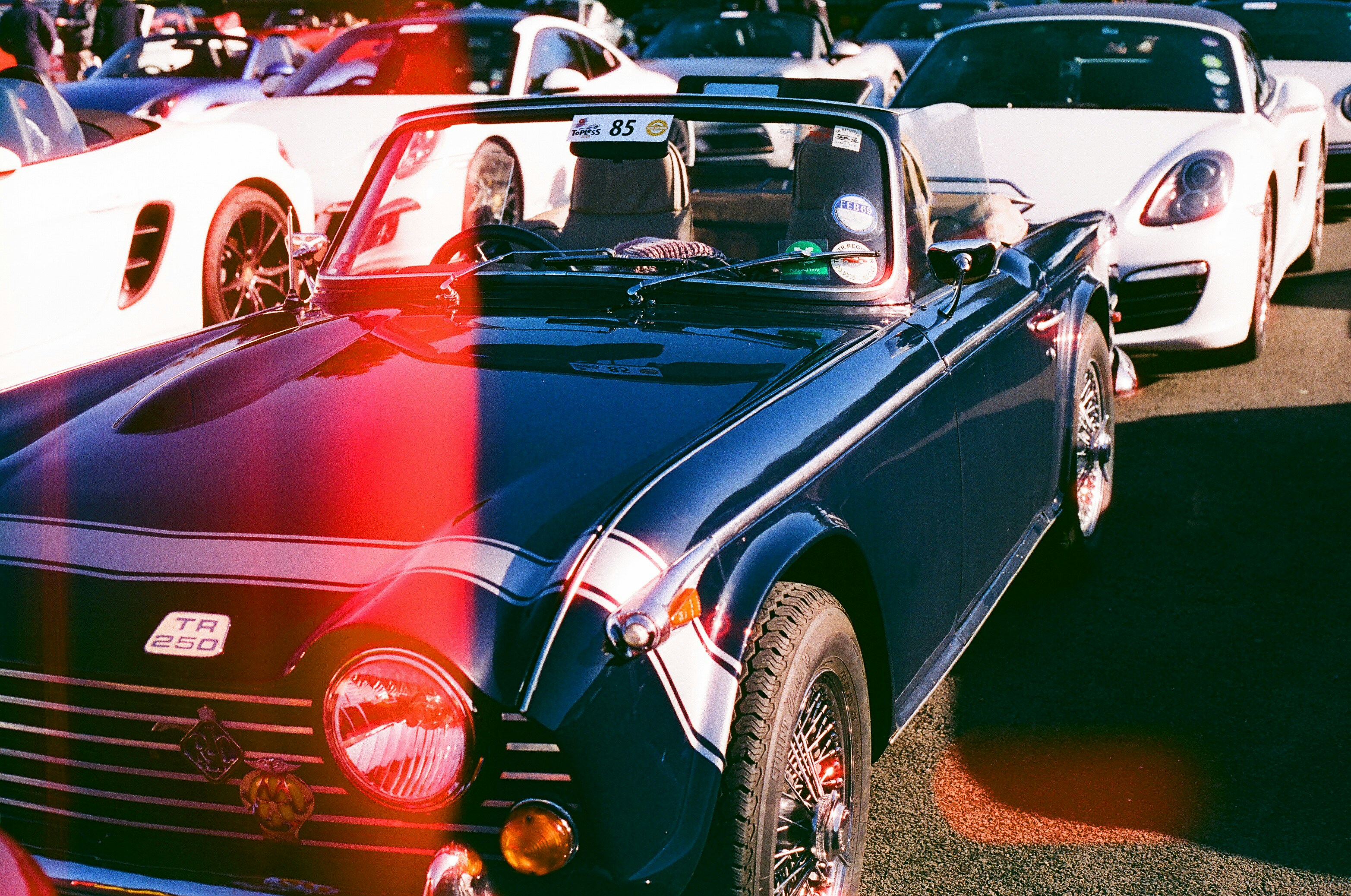 Coche descapotable clásico con rayas blancas de carreras.