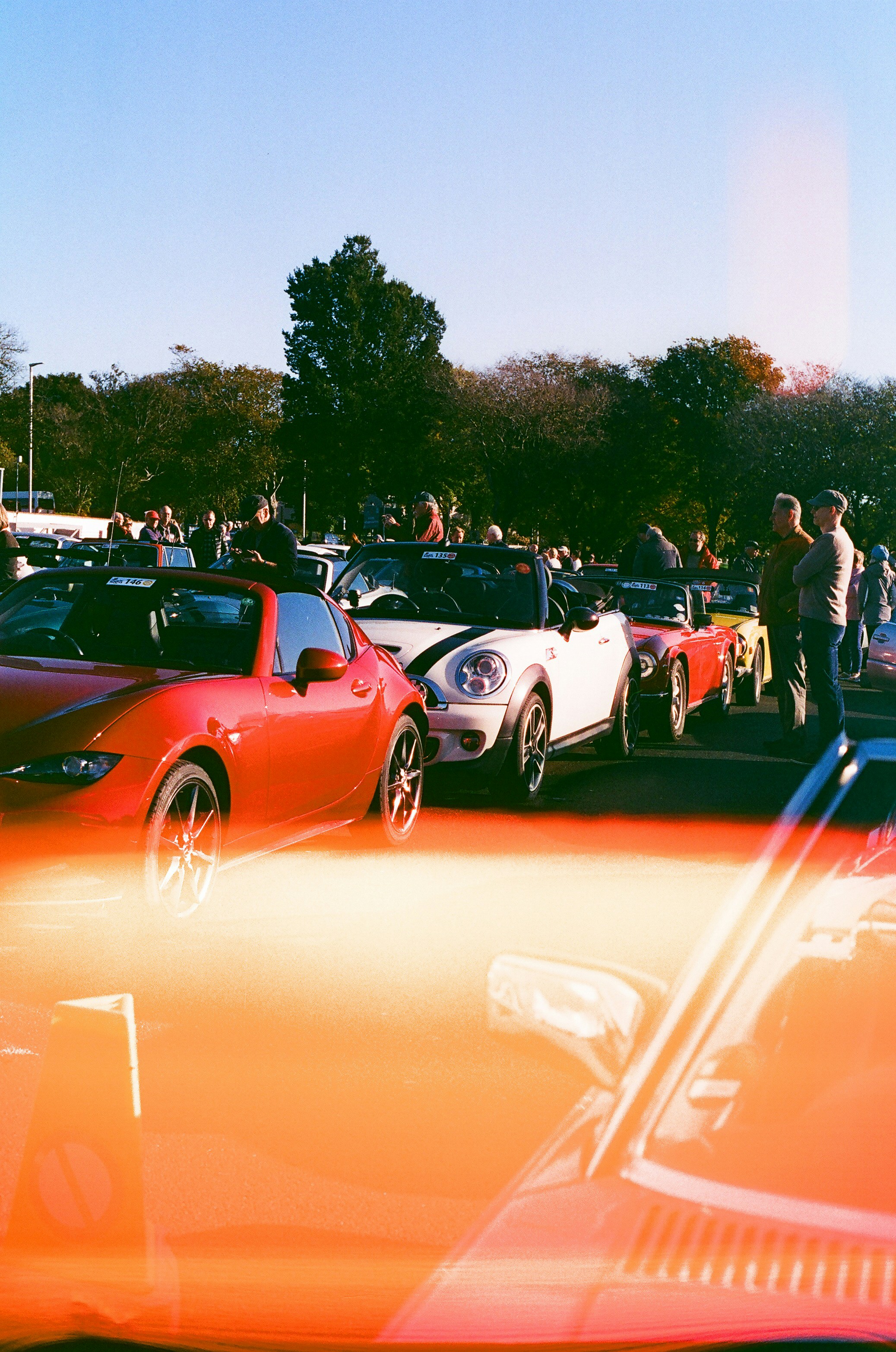 Autos convertibles estacionados en un evento al aire libre
