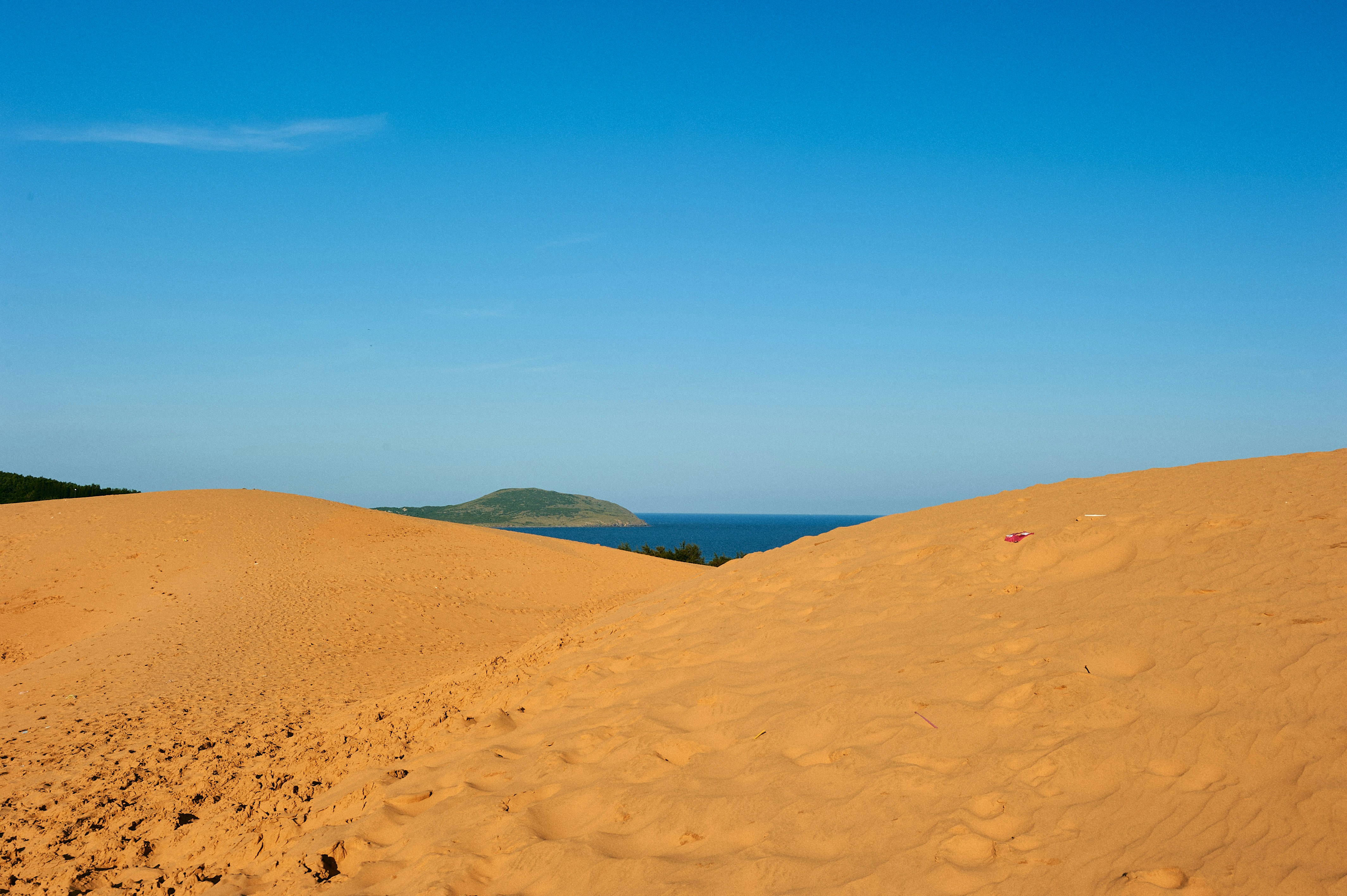 Red Dunes, Hidden Coves, and Cliff Light: A Photographer's Roadmap to Phan Thiết