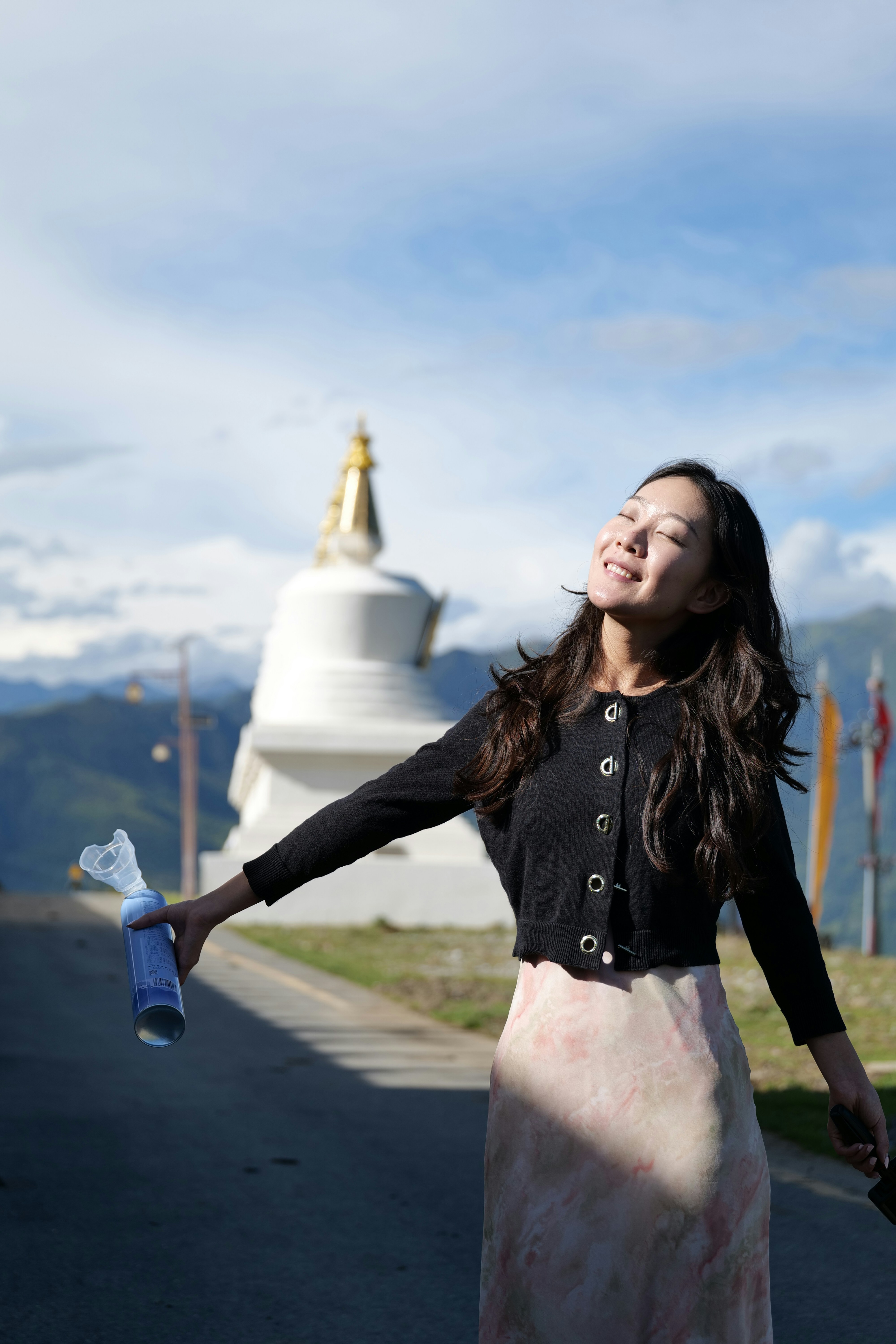 Donna con bombola di ossigeno vicino allo stupa