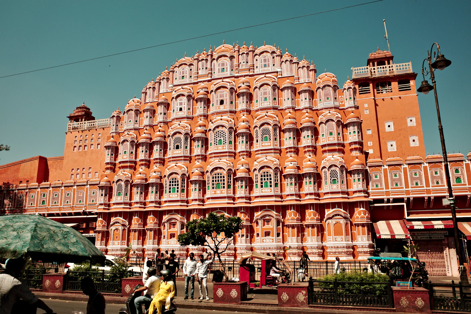 La fachada rosada del Hawa Mahal, el Palacio de los Vientos, en Jaipur