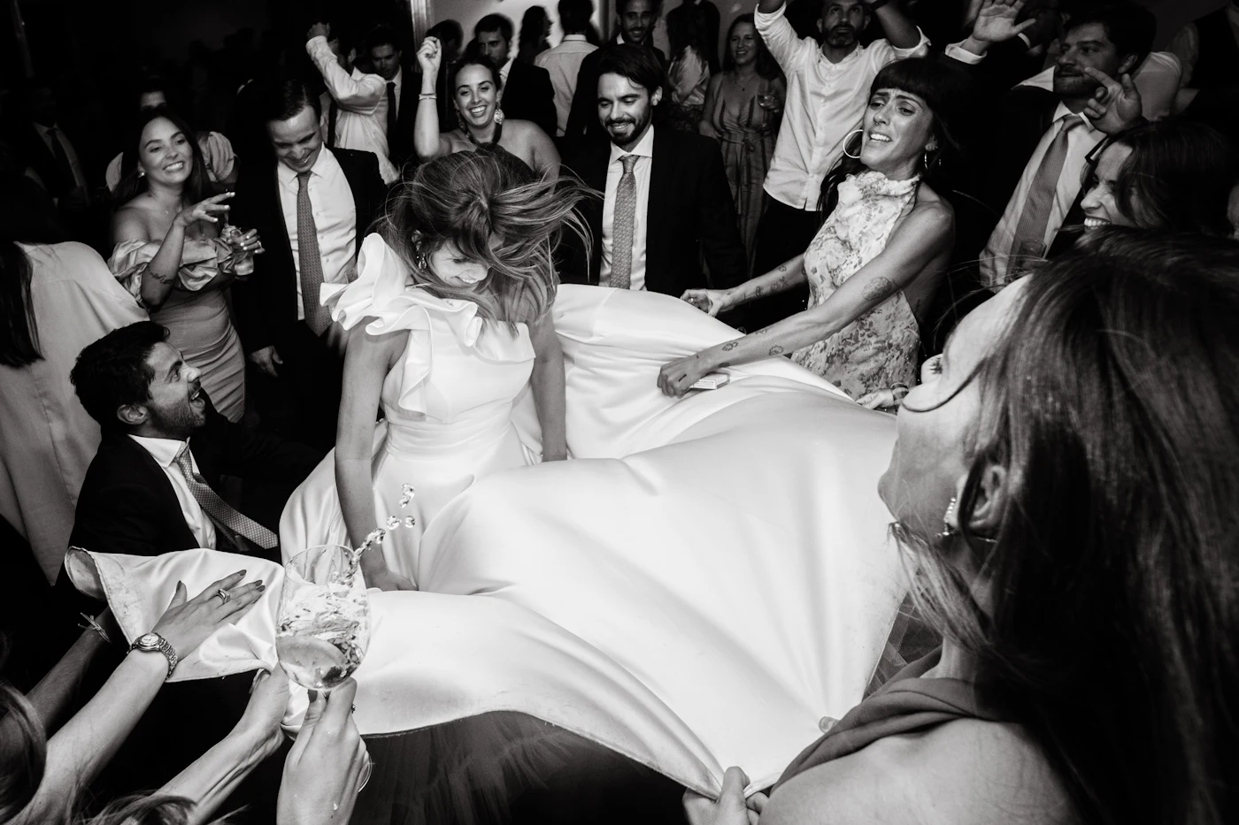 Invitados bailando alrededor de la novia