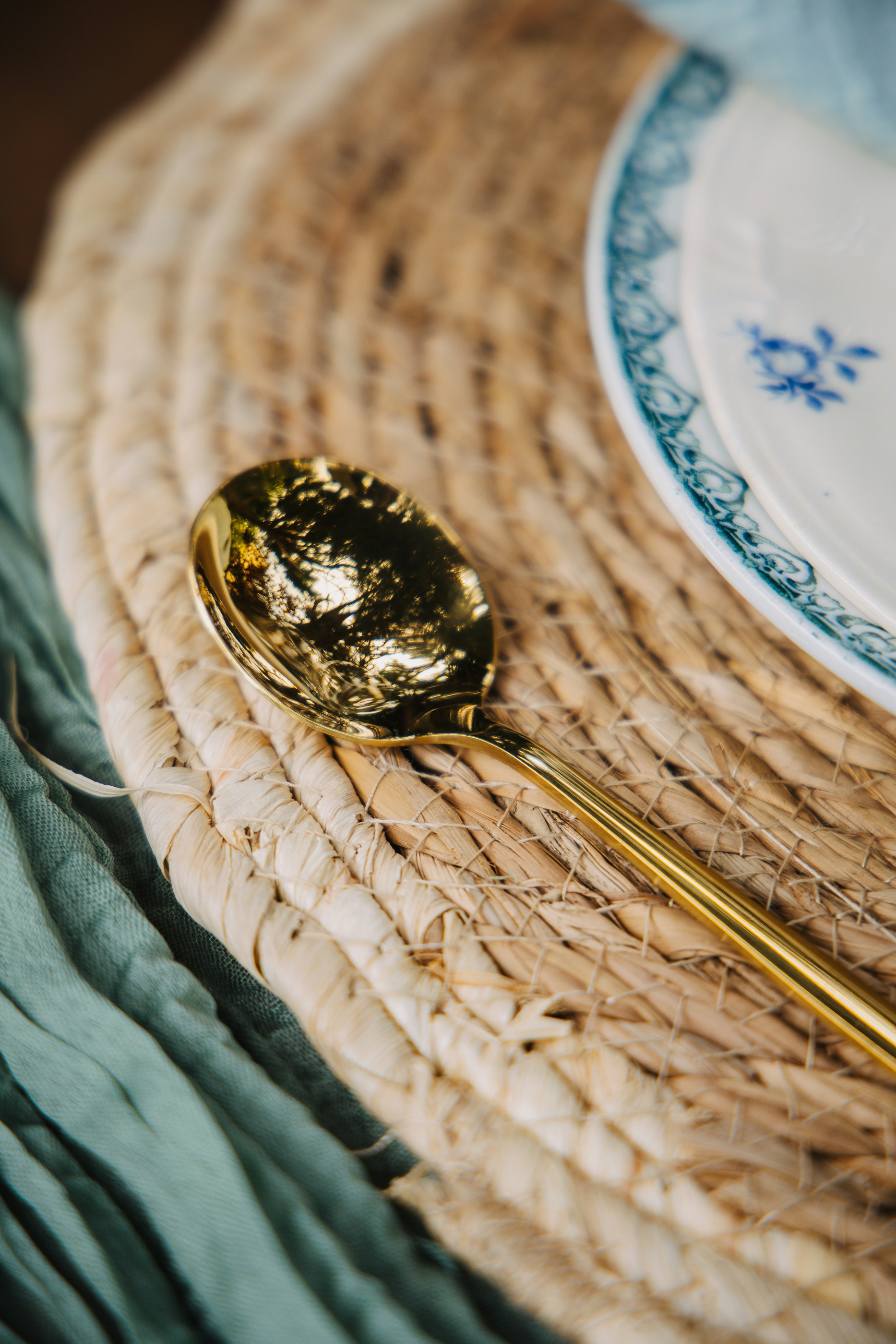 Elegant table setting detail, ilustrasi artikel Crafting Elegance: Your Guide to Designing a Stylish Wedding Menu Card 5