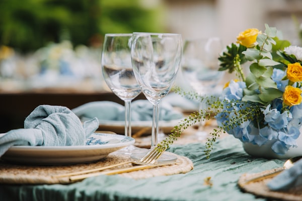 Elegante Tischdekoration mit Blumen