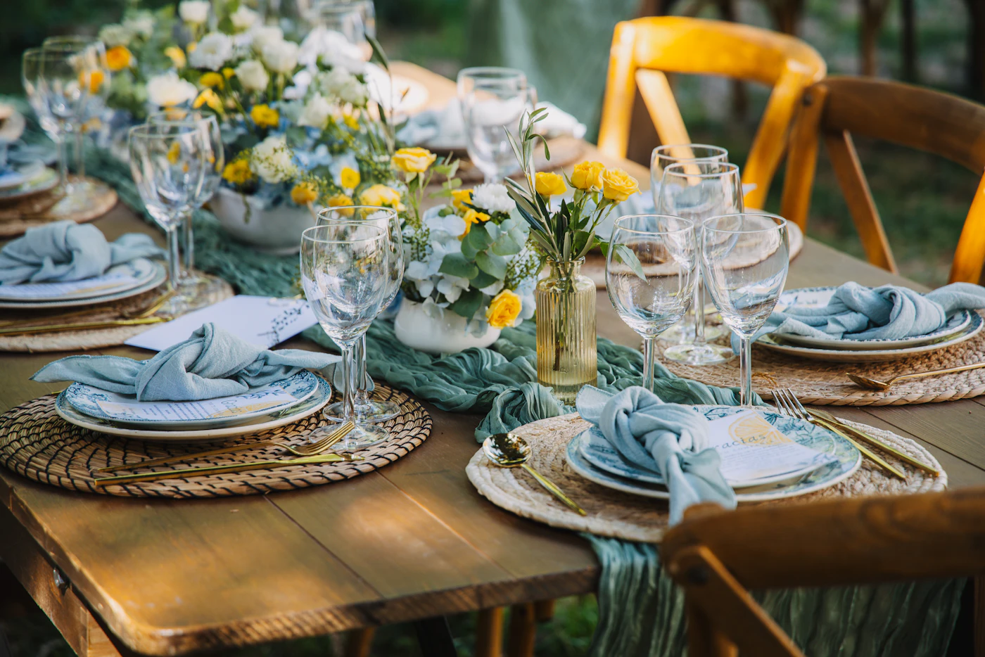 Ceremony rehearsal dinner etiquette for bridal parties — A beautifully set rehearsal dinner table awaits the bridal party.