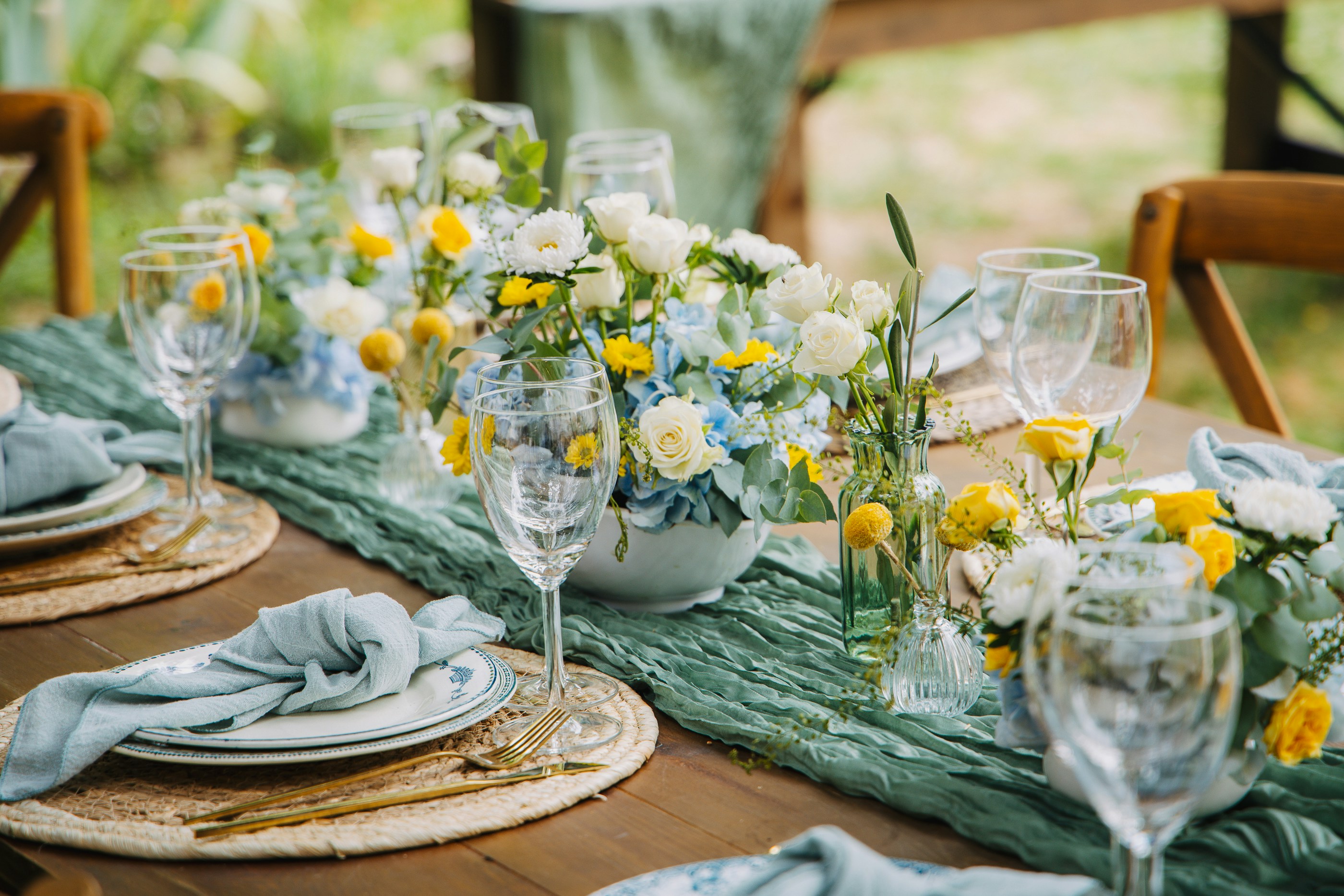 Elegant wedding reception table, ilustrasi artikel Deliciously Inclusive: Your Guide to Accommodating Wedding Dietary Restrictions 4
