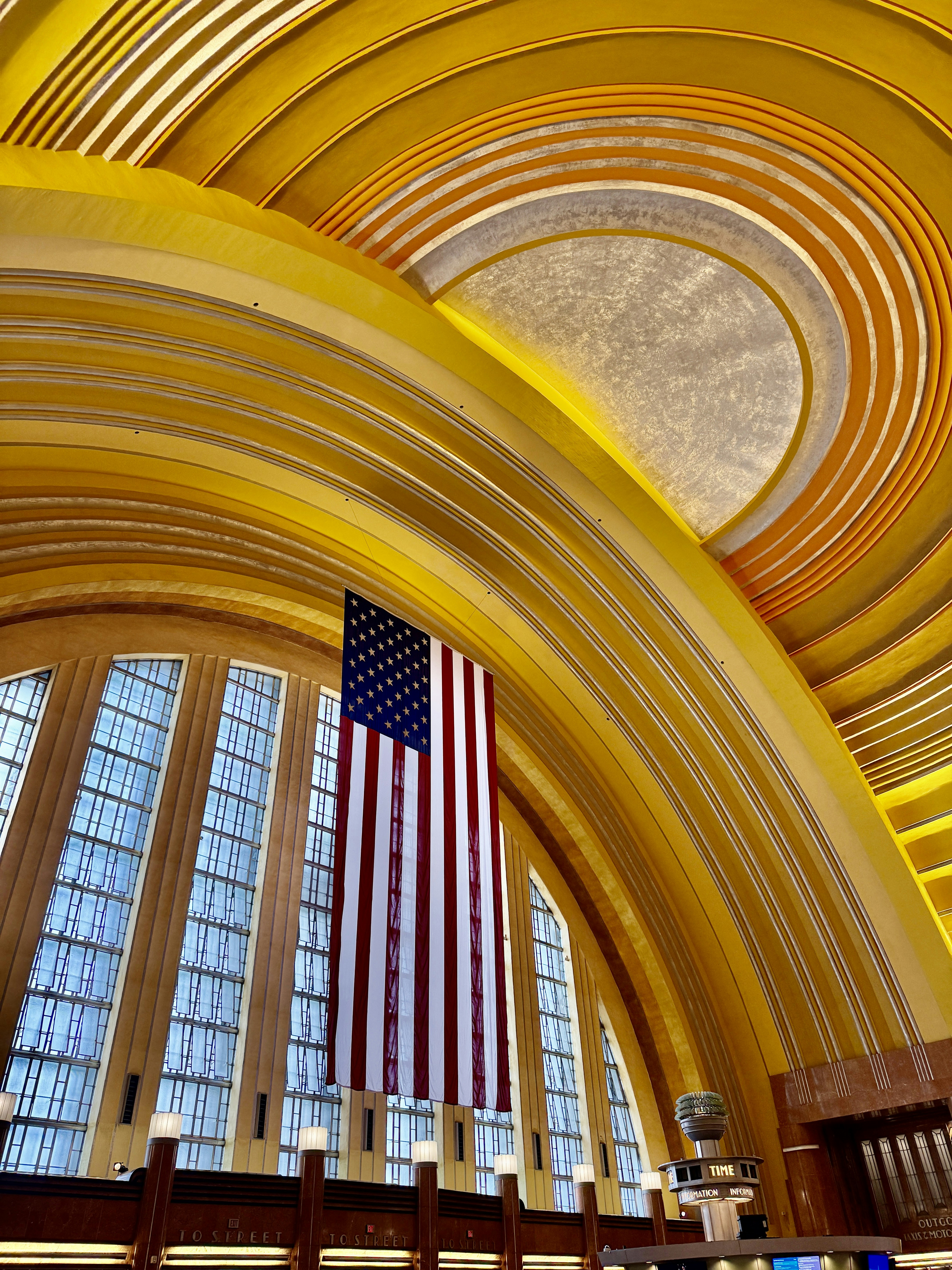 Die amerikanische Flagge hängt in einem Gebäude mit gewölbter gelber Decke.