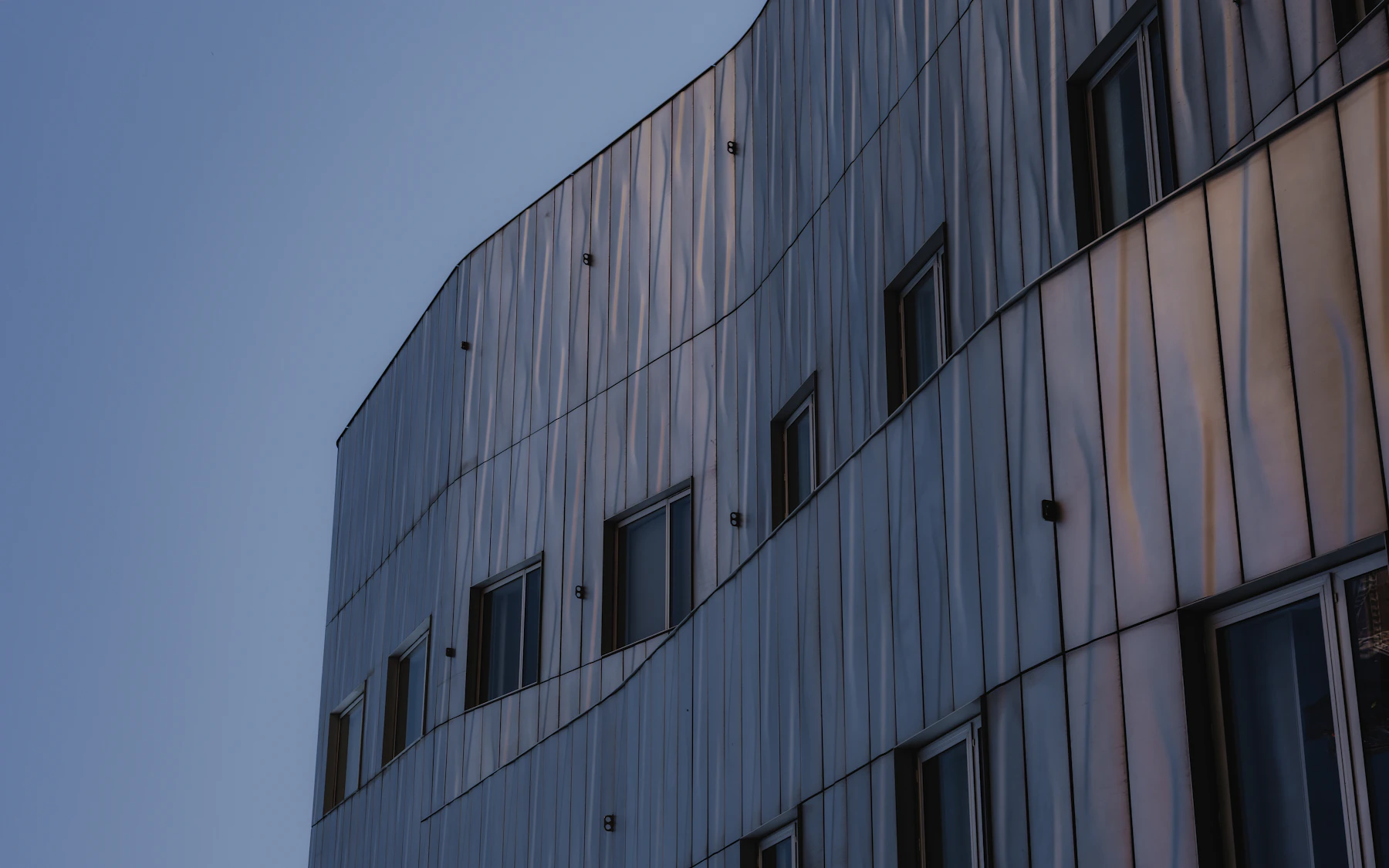 Façade avec revêtement métallique architectural