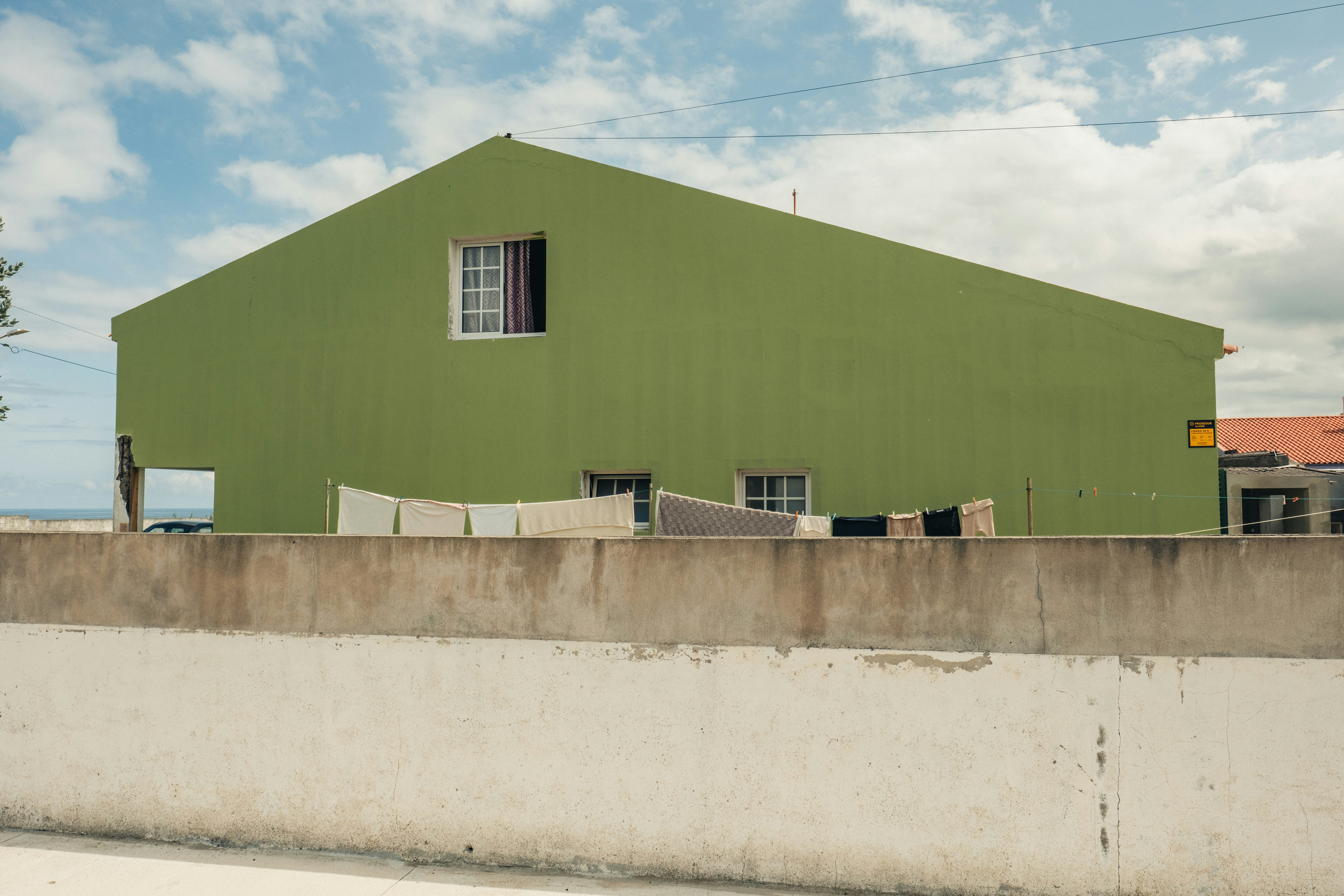 Gewächsisches Haus mit Wäsche, die draußen hängt