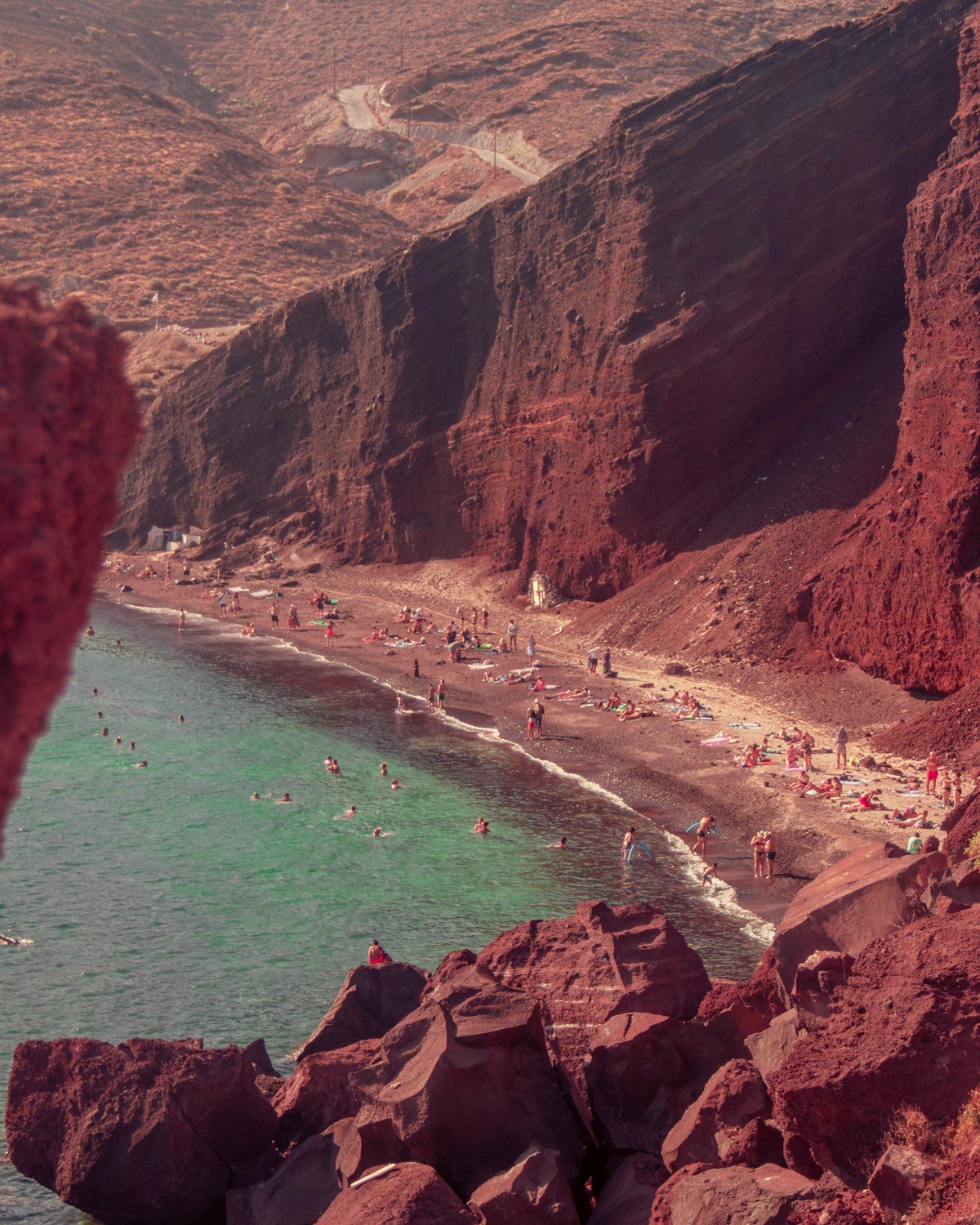 Red Beach — 화산 절벽의 비치