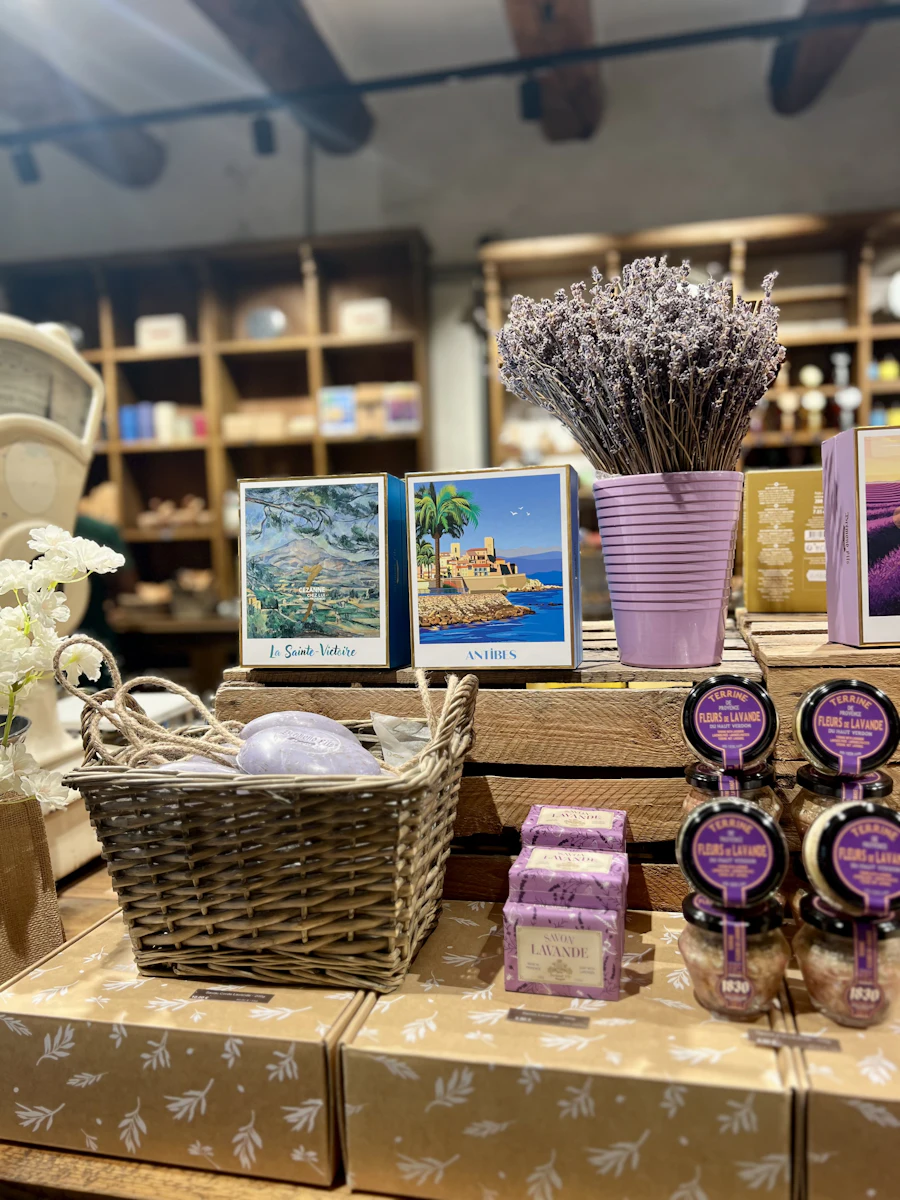 Produits à la lavande présentés dans la boutique