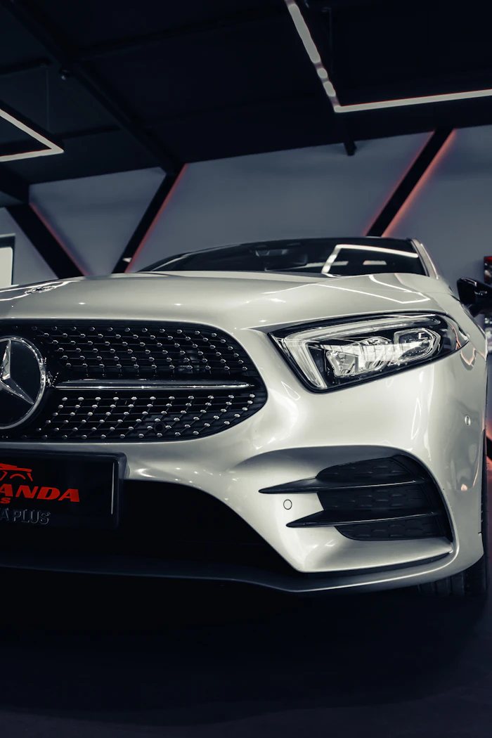 Sedan Mercedes-Benz prateado em showroom