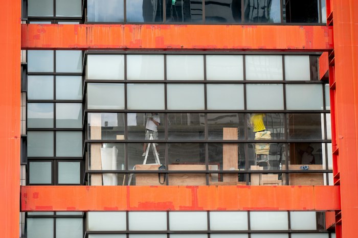 Edifício moderno com esquadrias