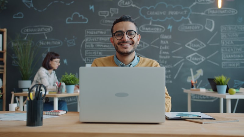 Dirigeant de PME constatant les gains de productivité après une mission de conseil en automatisation