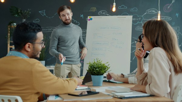 Equipo revisando un plan de trabajo en una junta, contexto de una agencia de marketing digital en México
