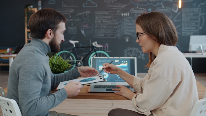 ノートパソコンでデータを確認する2人のビジネスパーソン