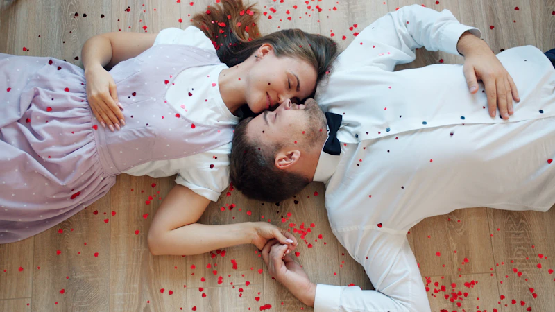 Couple tenant des décorations en forme de cœur rouge