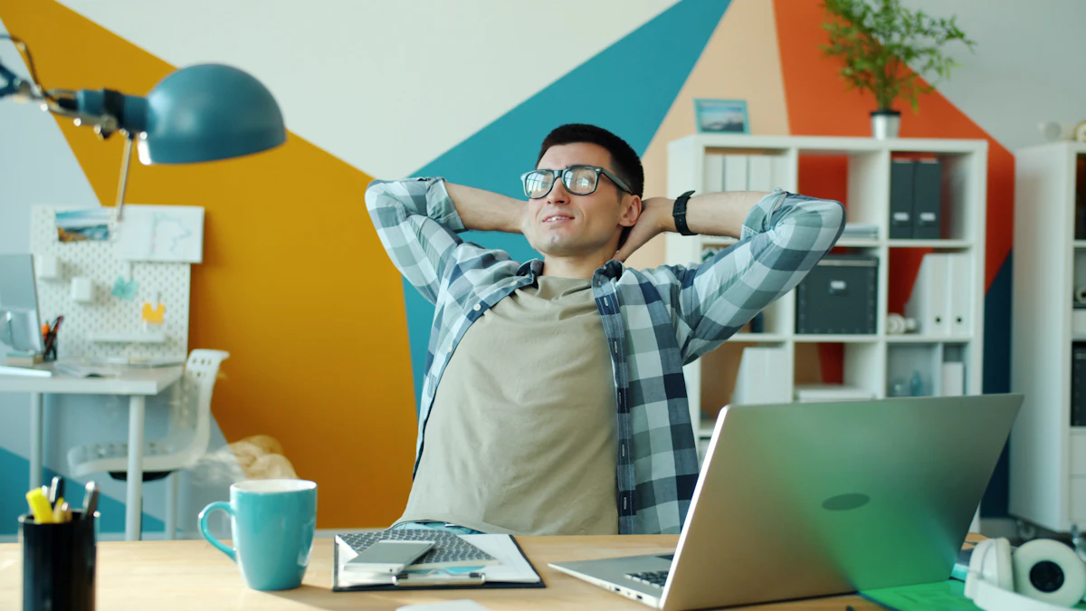 Persona tomando una pausa con una taza de café en su escritorio de oficina