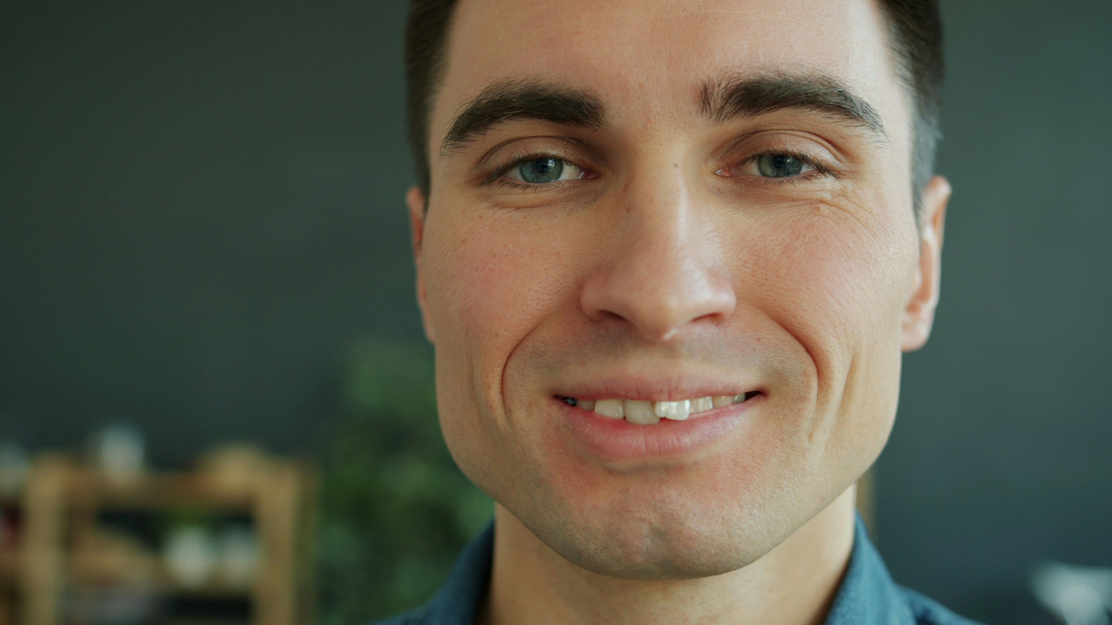 رجل مبتسم بثقة