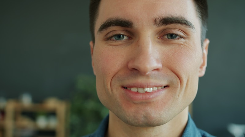 homem carismático com olhar penetrante