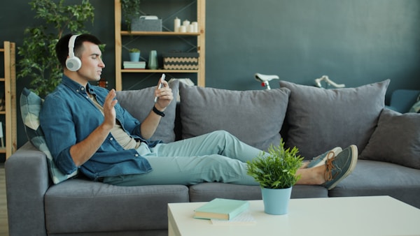 Best Wireless Headphones for Zoom Calls in 2026: Sound Professional, Even from Your Kitchen Table