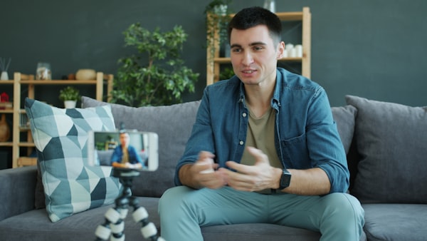 Person spricht vor einer Smartphone-Kamera